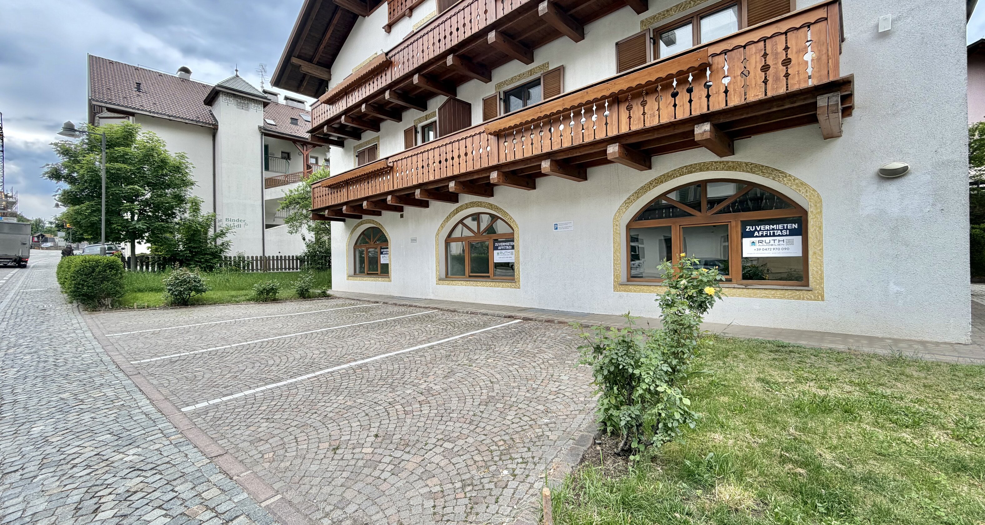 Large commercial unit / office / practice in a prime location