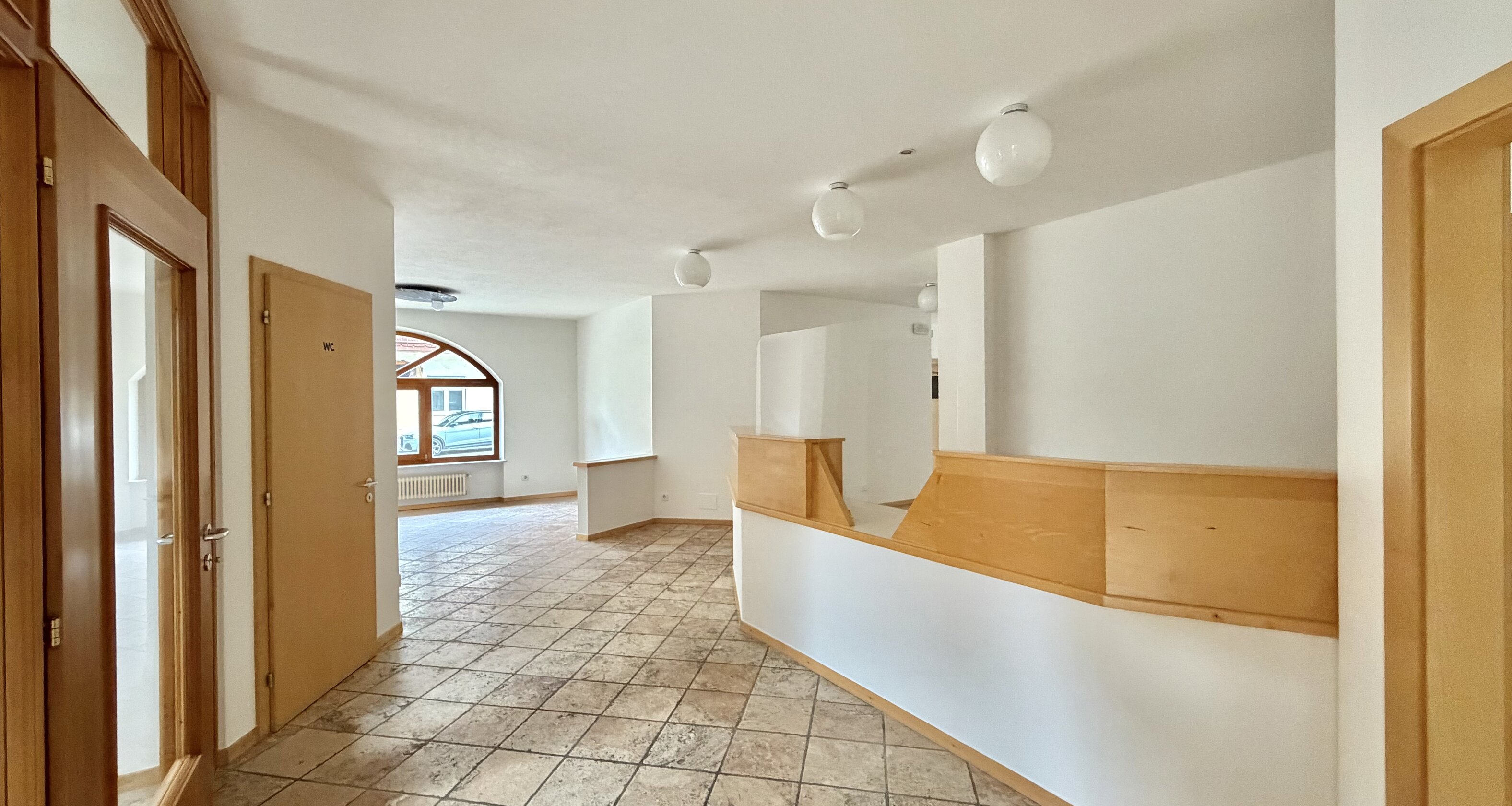 Large commercial unit / office / practice in a prime location