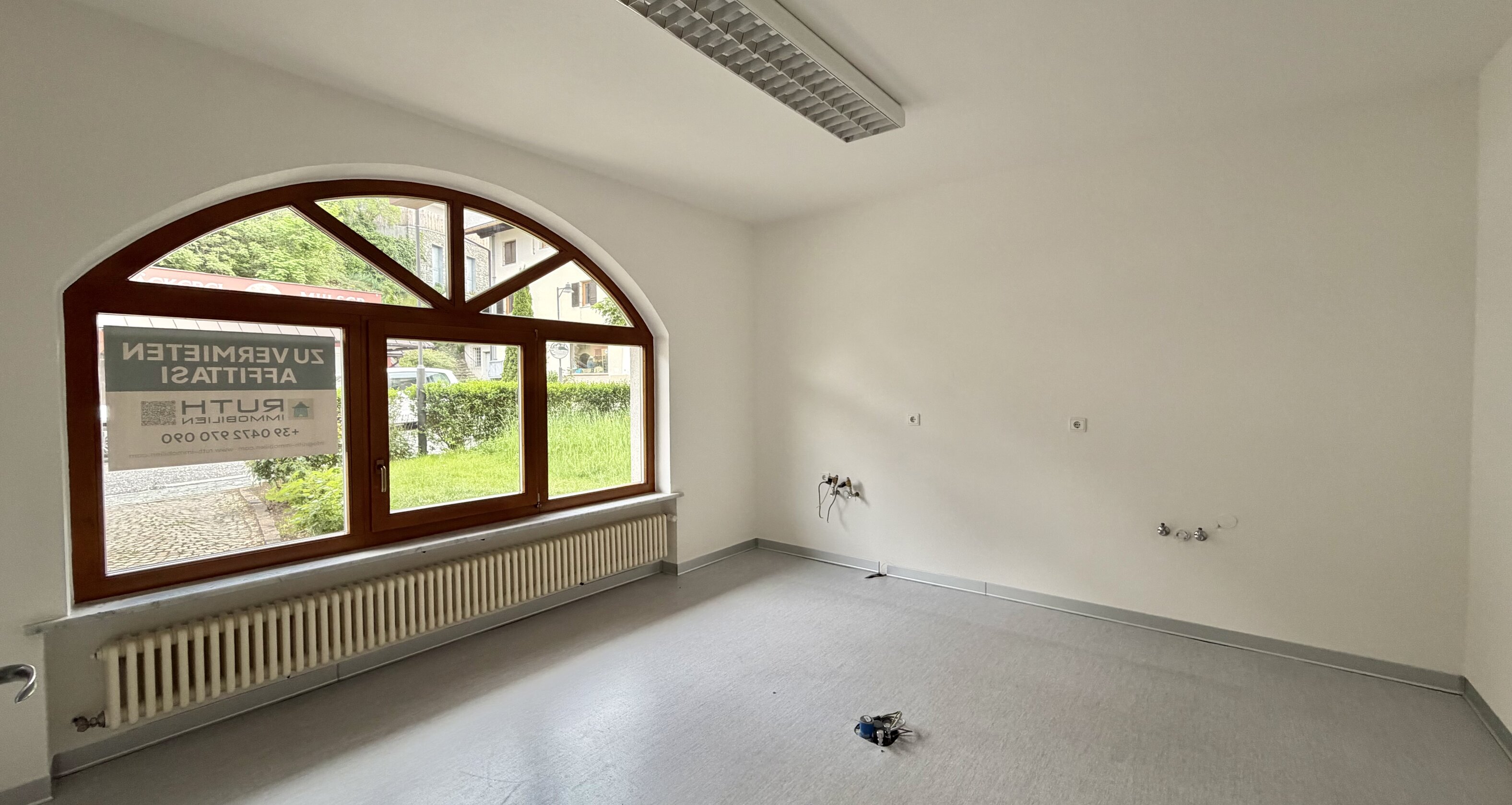 Large commercial unit / office / practice in a prime location