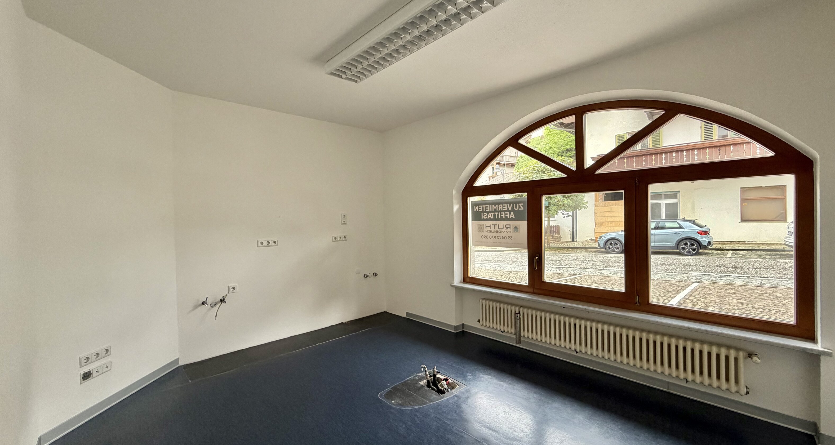 Large commercial unit / office / practice in a prime location