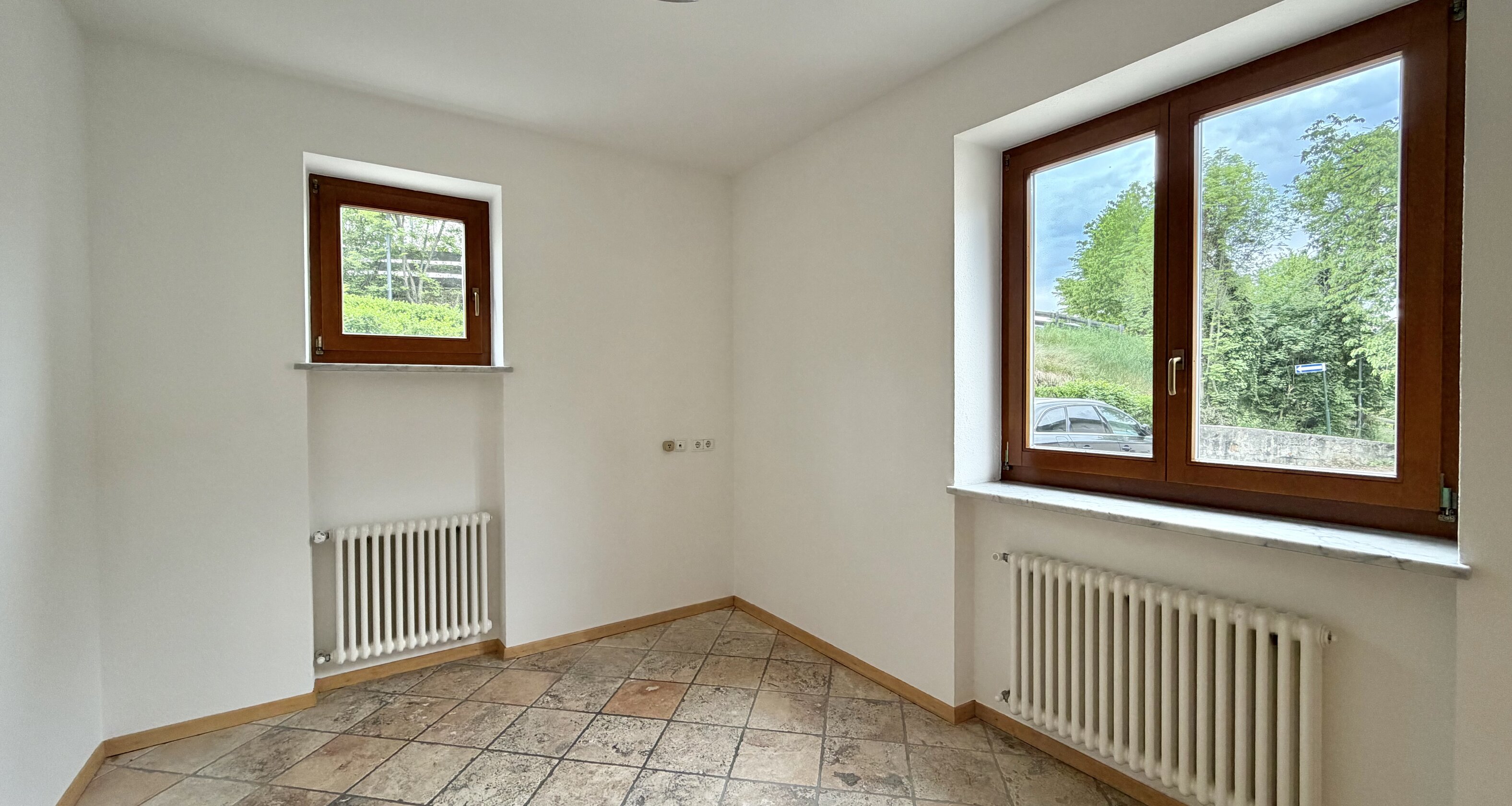Large commercial unit / office / practice in a prime location