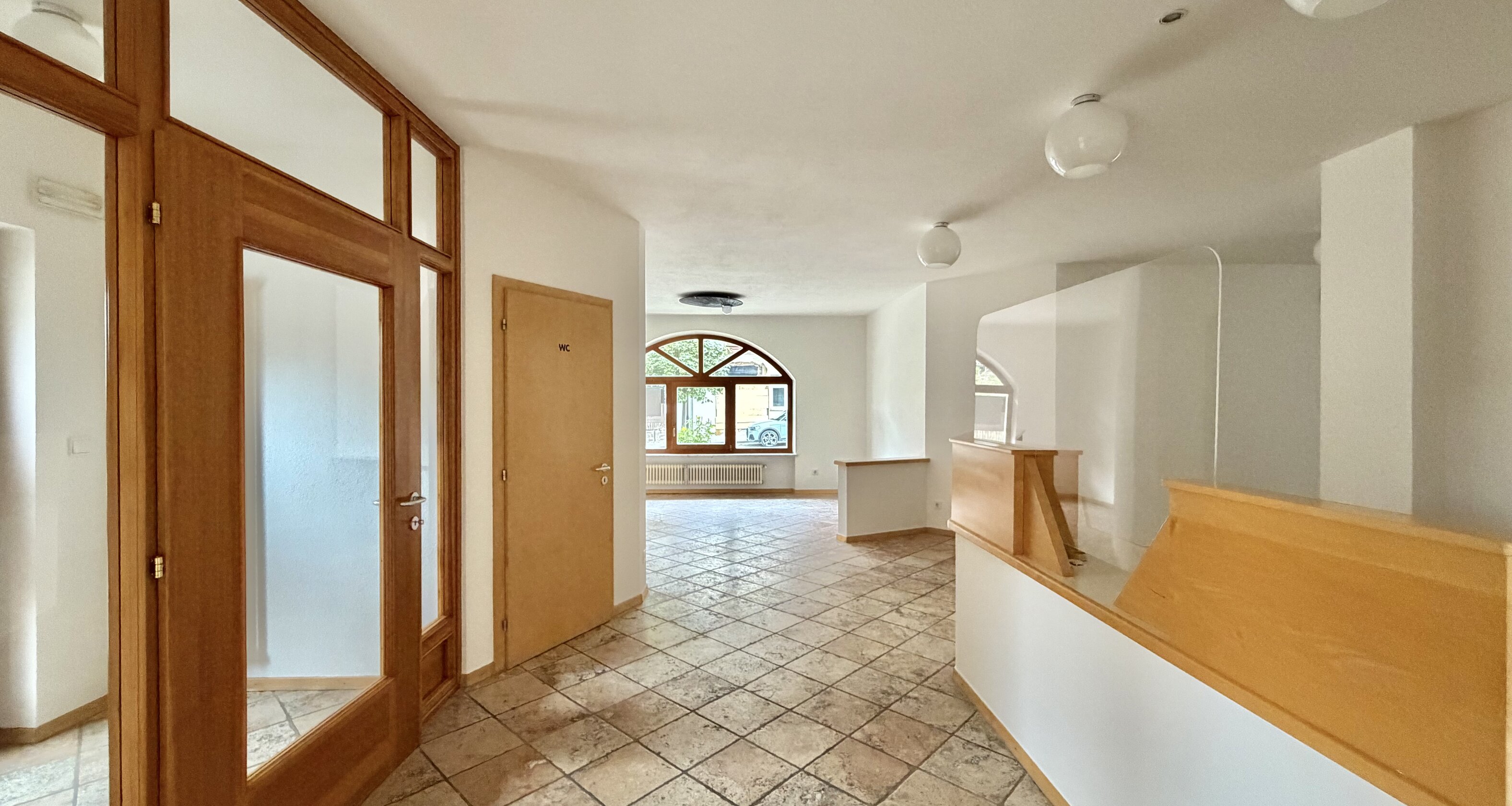 Large commercial unit / office / practice in a prime location