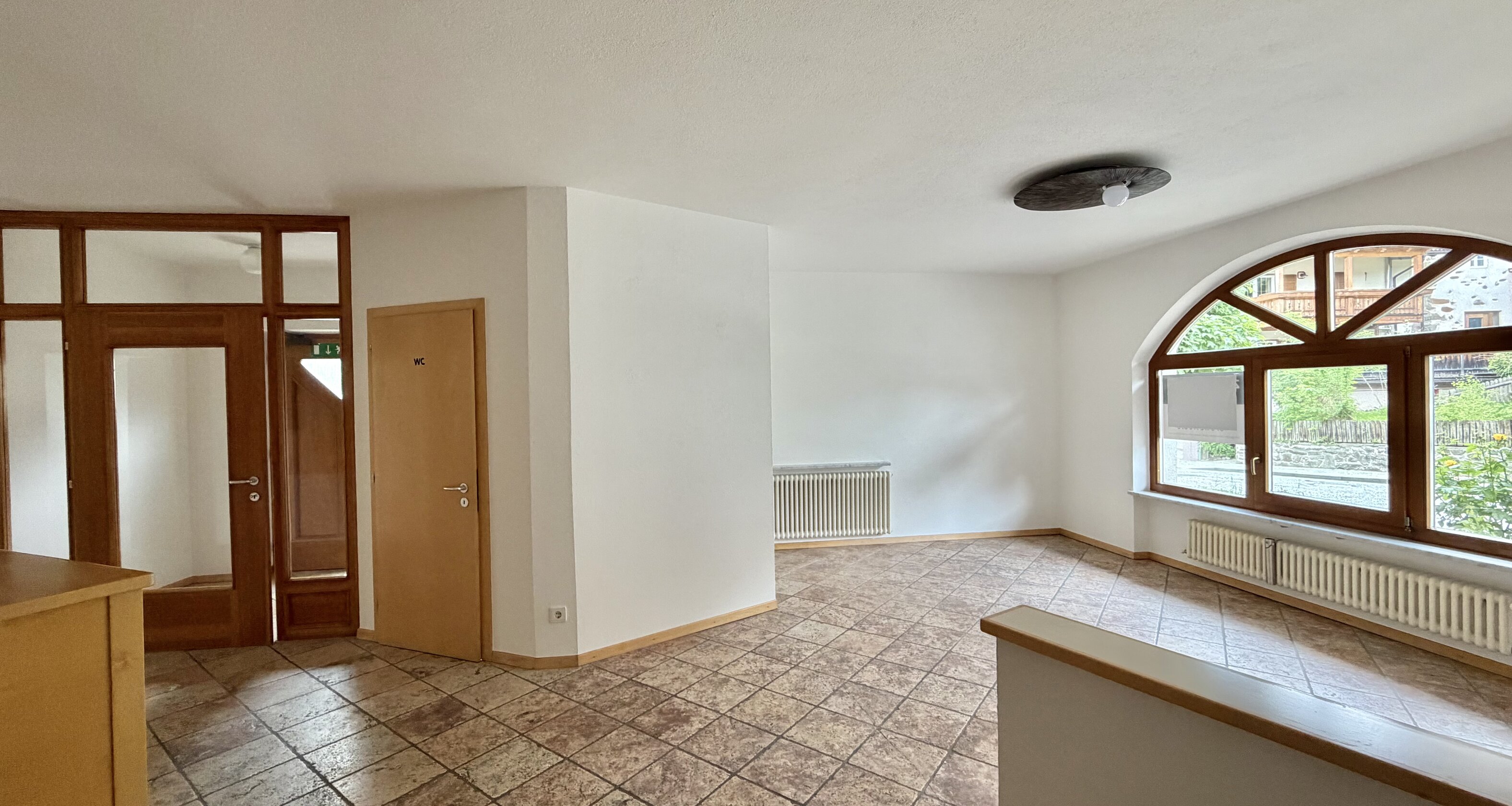 Large commercial unit / office / practice in a prime location
