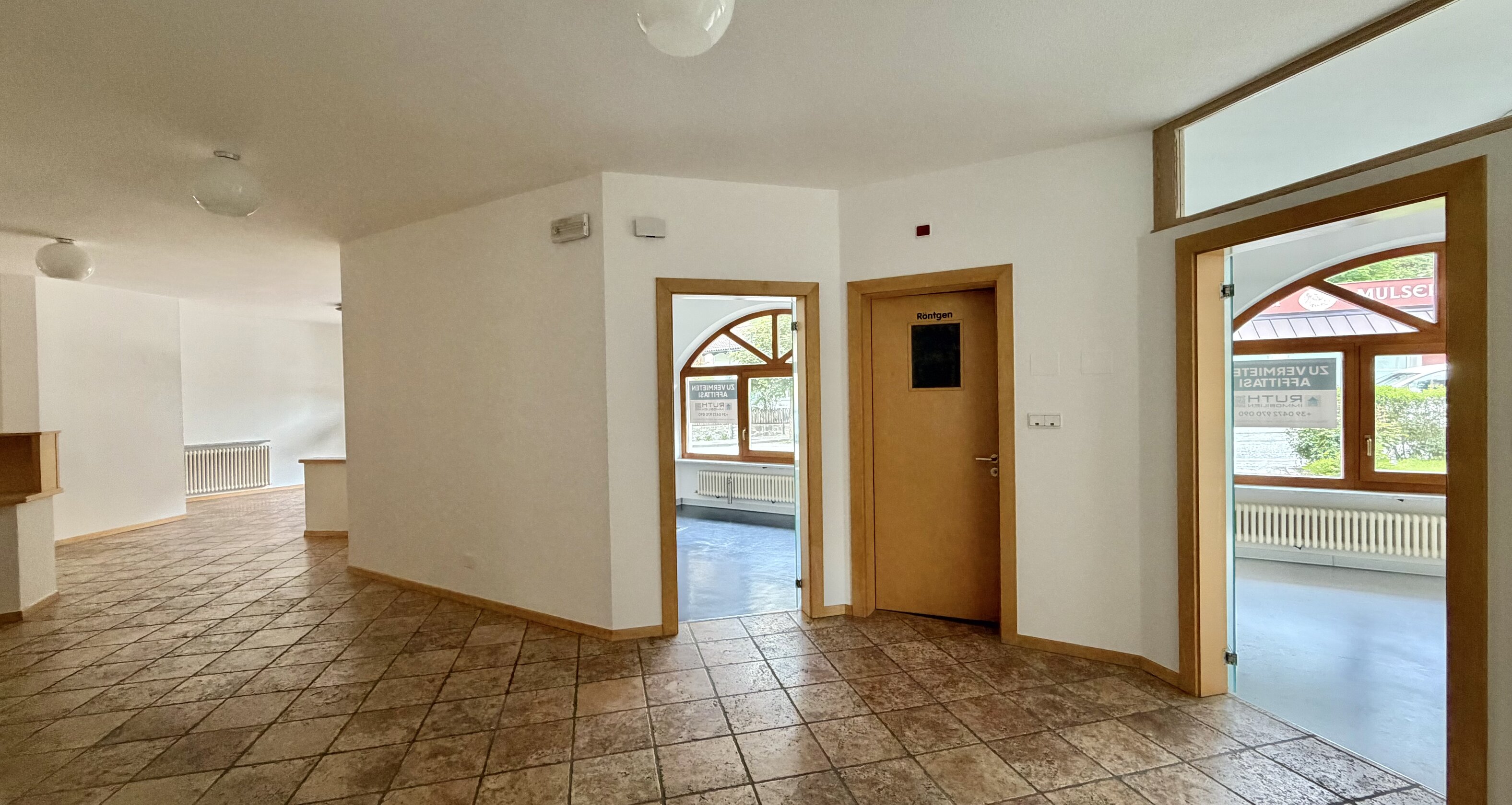 Large commercial unit / office / practice in a prime location