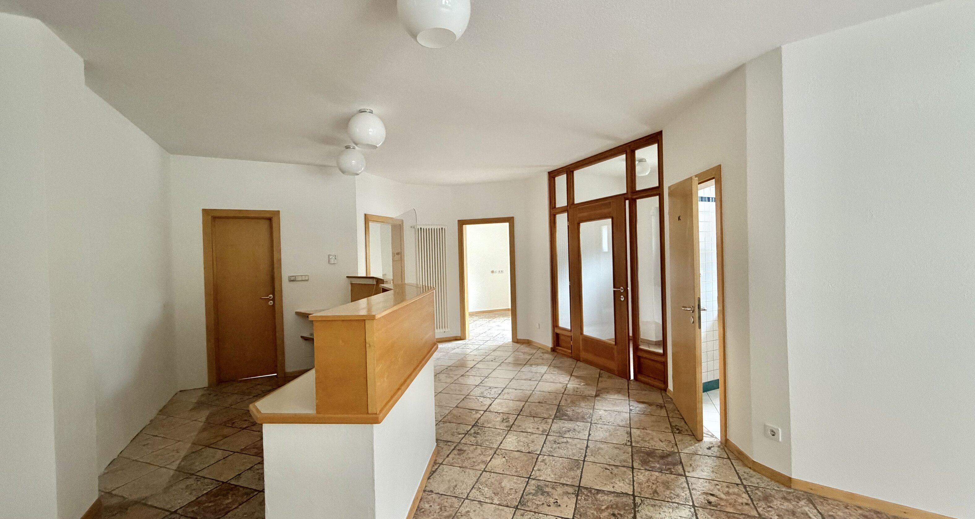 Large commercial unit / office / practice in a prime location