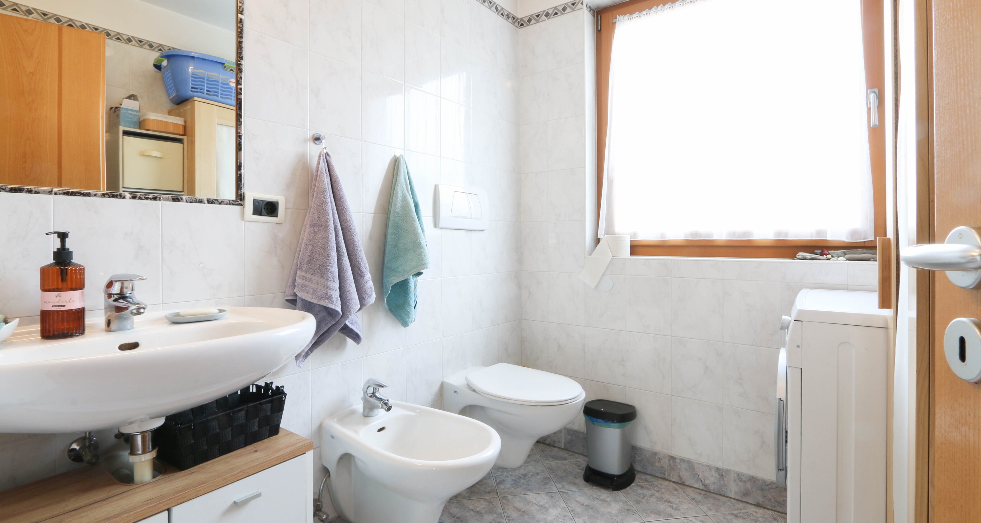 Ampia casa a schiera d’angolo a Rasa – vivere con spazio e sole
