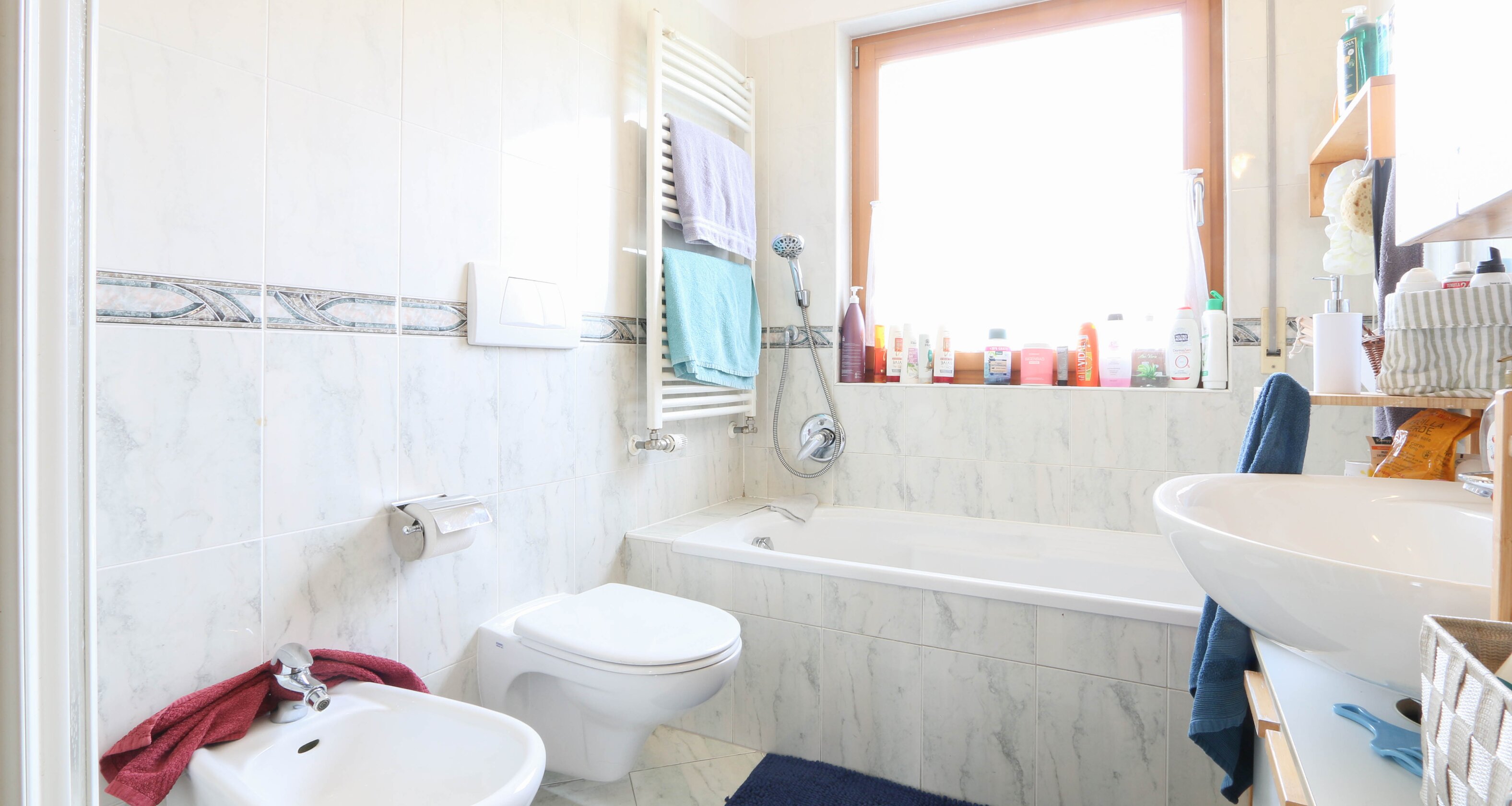 Ampia casa a schiera d’angolo a Rasa – vivere con spazio e sole