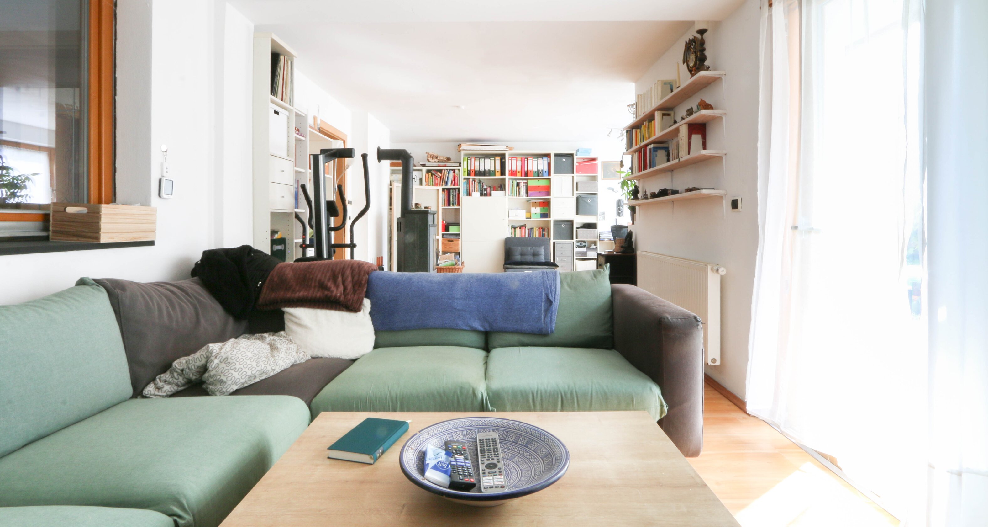 Ampia casa a schiera d’angolo a Rasa – vivere con spazio e sole