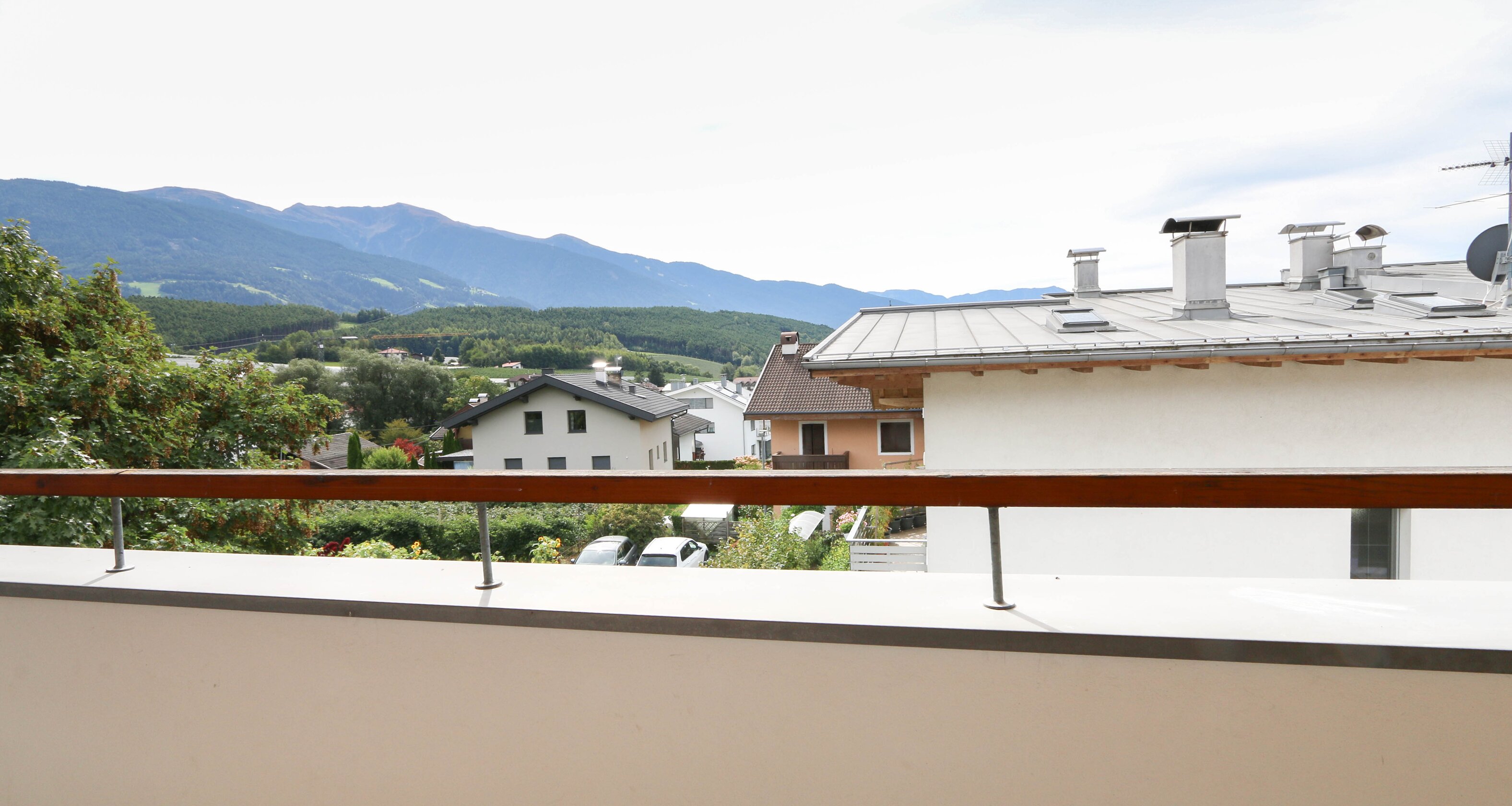 Ampia casa a schiera d’angolo a Rasa – vivere con spazio e sole