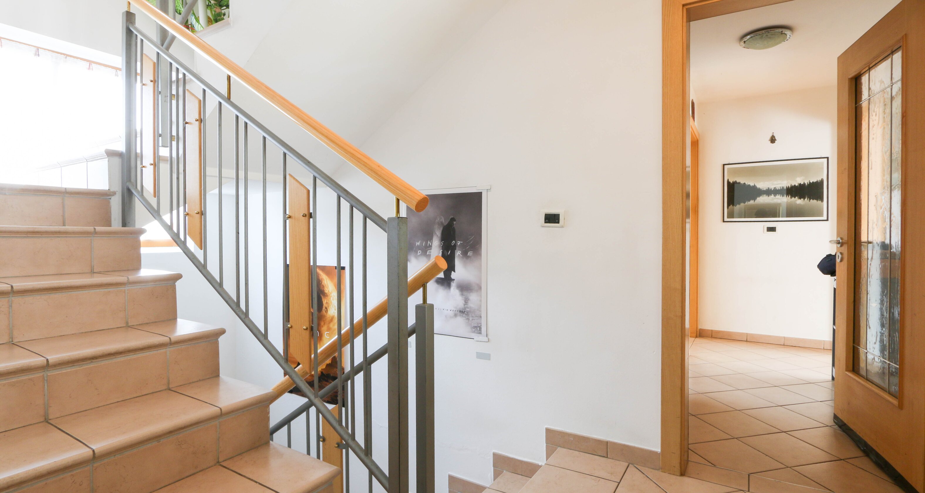 Ampia casa a schiera d’angolo a Rasa – vivere con spazio e sole