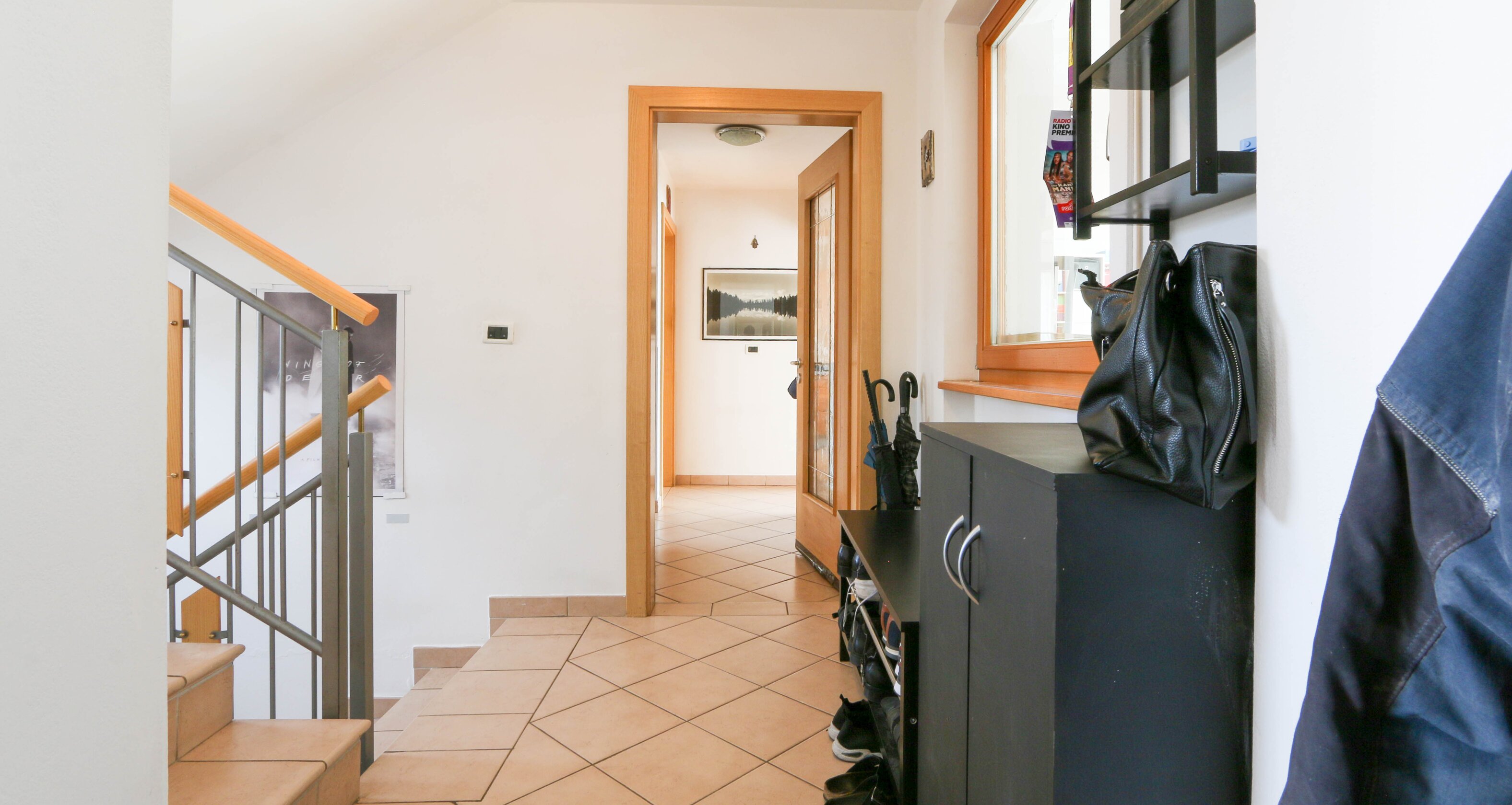 Ampia casa a schiera d’angolo a Rasa – vivere con spazio e sole