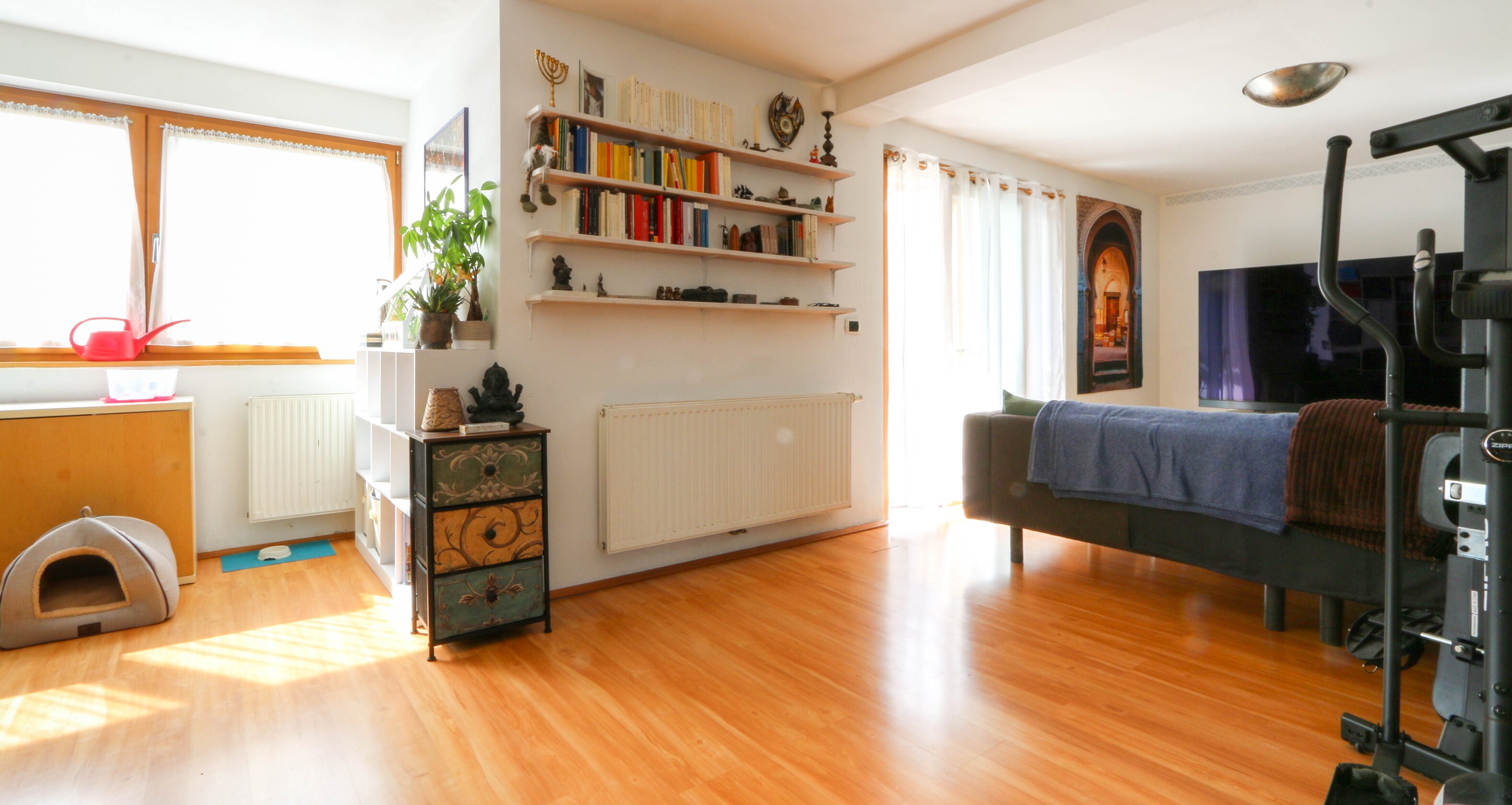 Ampia casa a schiera d’angolo a Rasa – vivere con spazio e sole