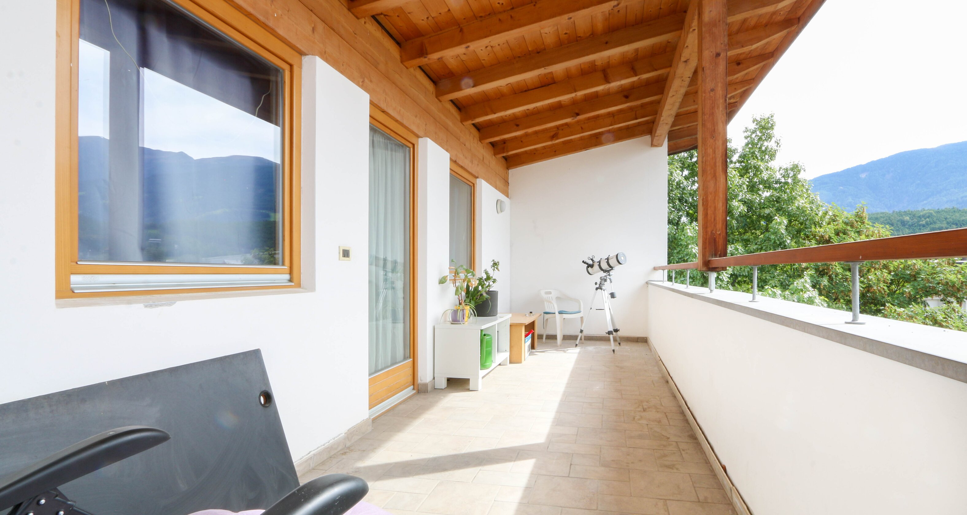 Ampia casa a schiera d’angolo a Rasa – vivere con spazio e sole