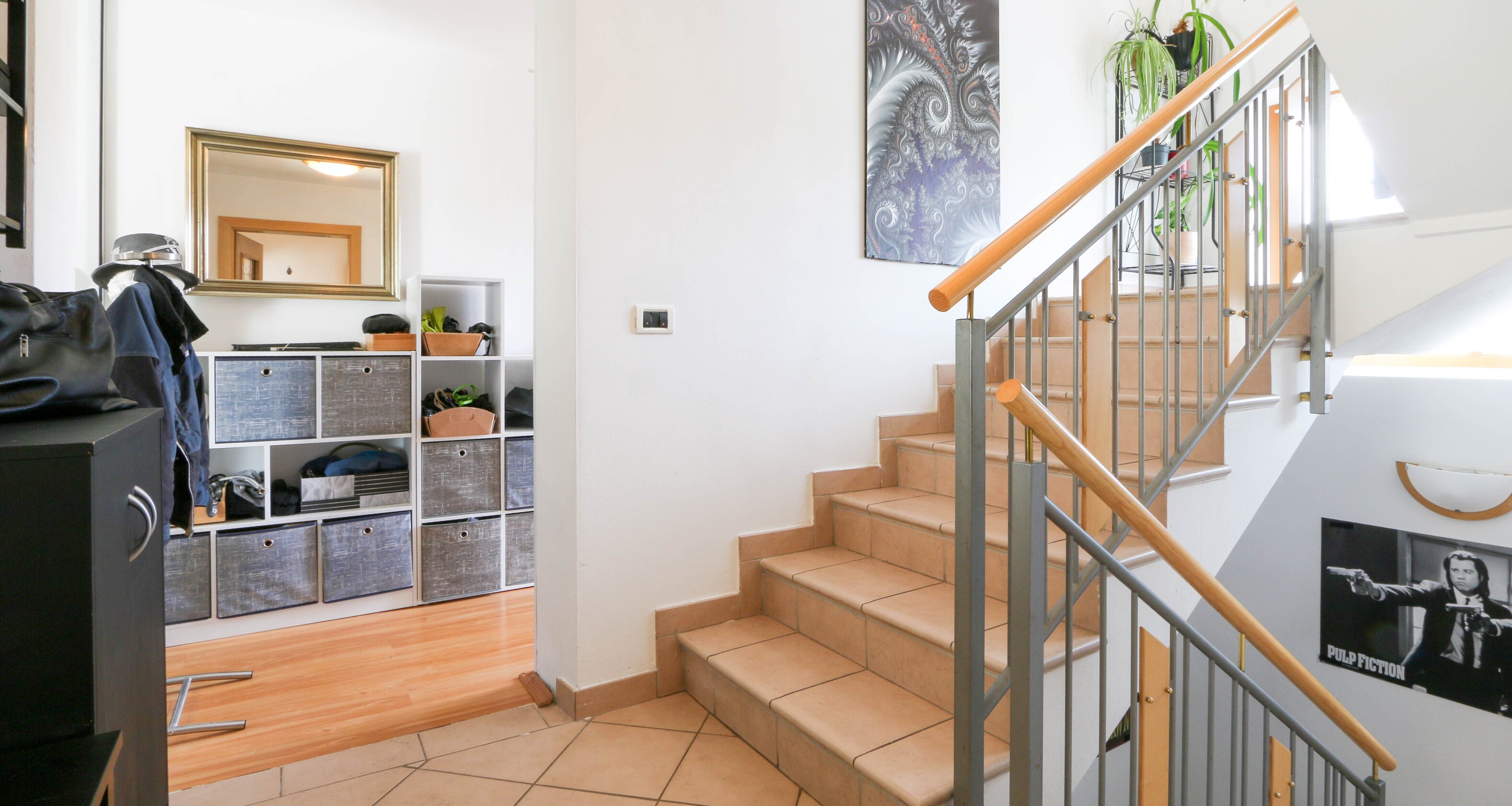 Ampia casa a schiera d’angolo a Rasa – vivere con spazio e sole