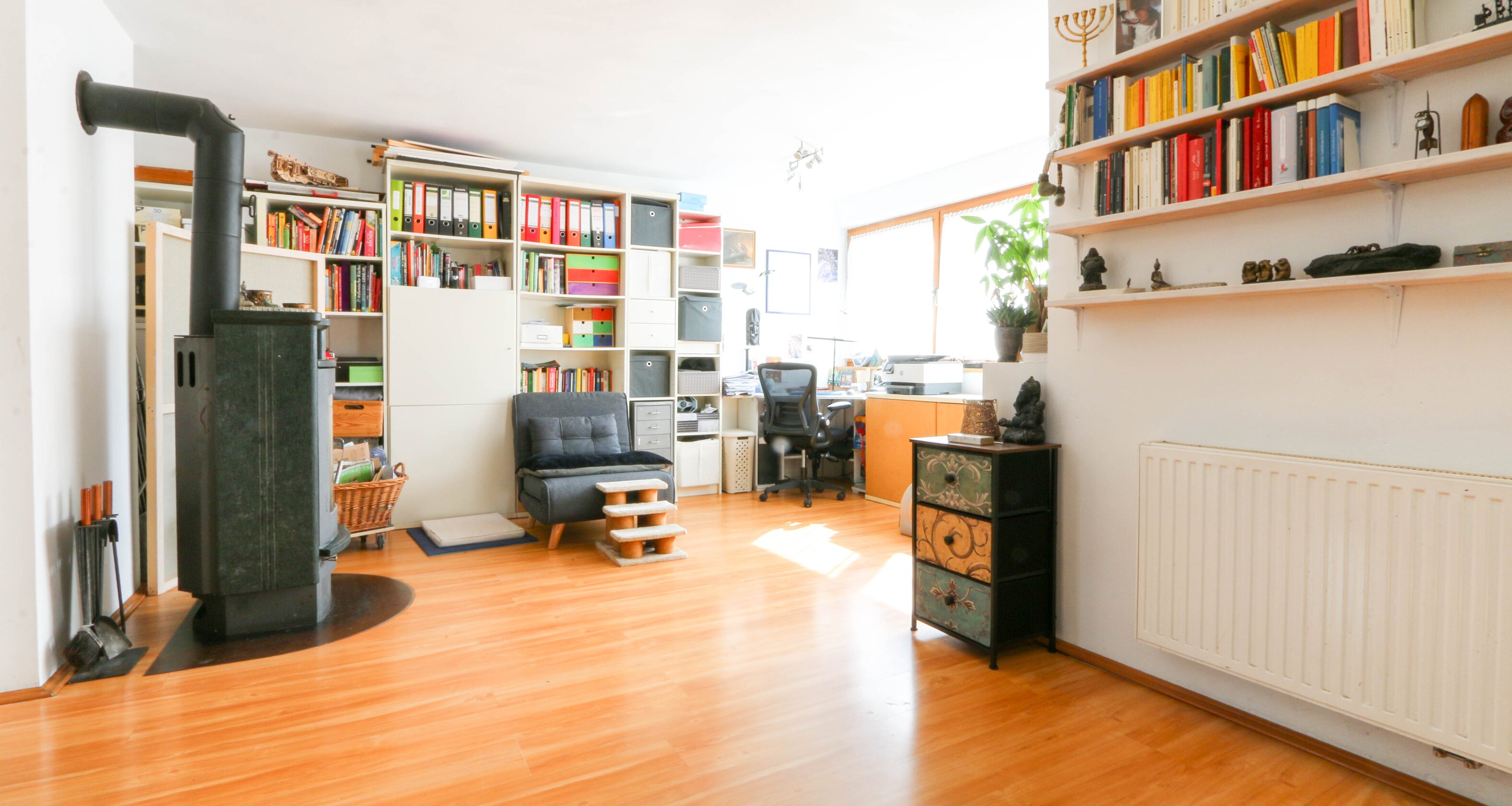 Ampia casa a schiera d’angolo a Rasa – vivere con spazio e sole