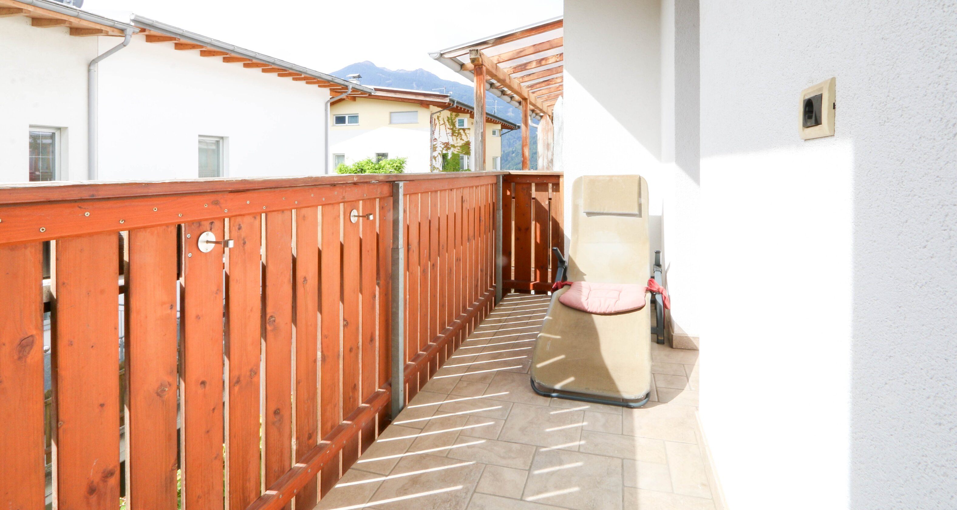 Ampia casa a schiera d’angolo a Rasa – vivere con spazio e sole