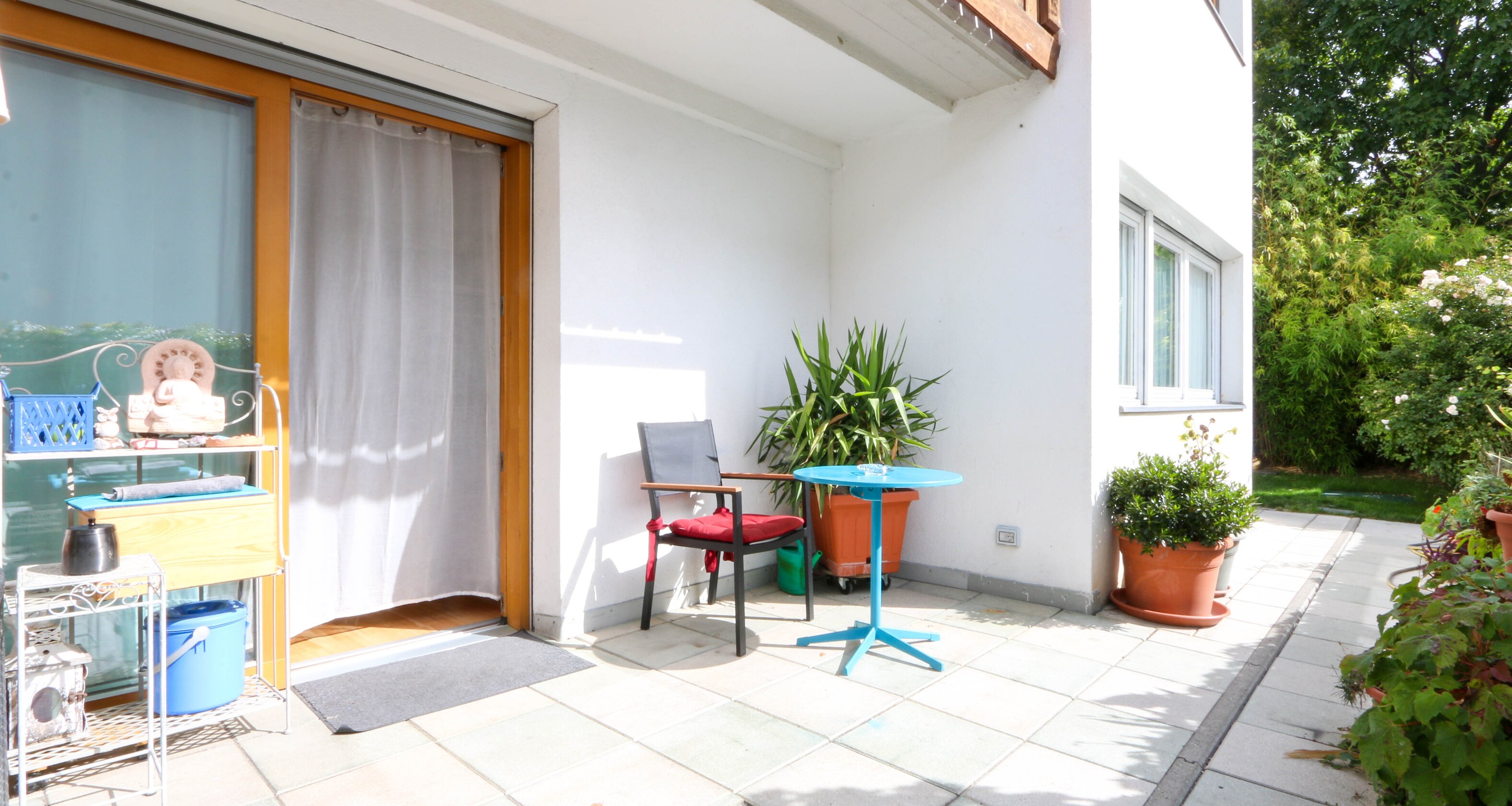 Ampia casa a schiera d’angolo a Rasa – vivere con spazio e sole