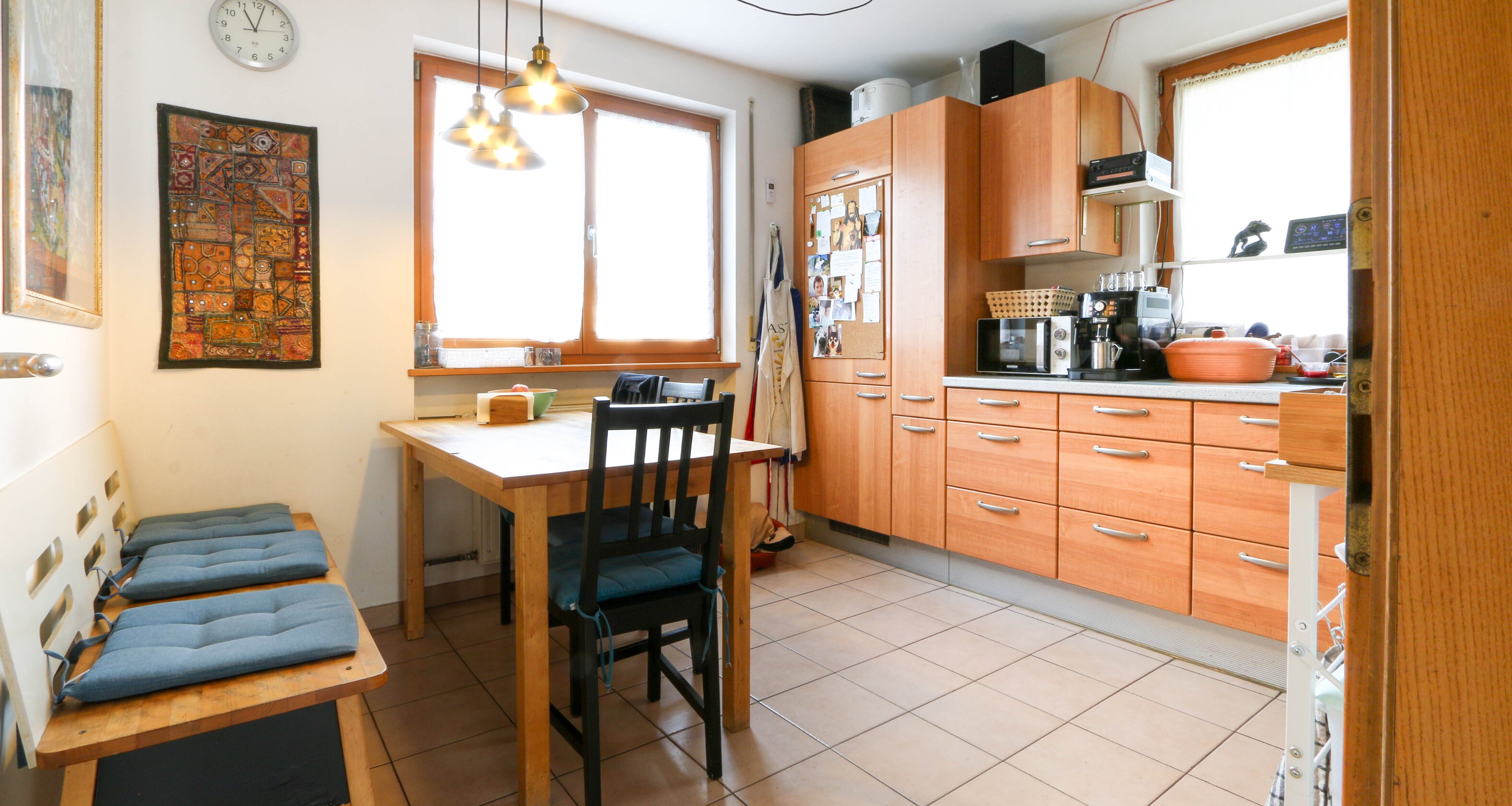 Ampia casa a schiera d’angolo a Rasa – vivere con spazio e sole