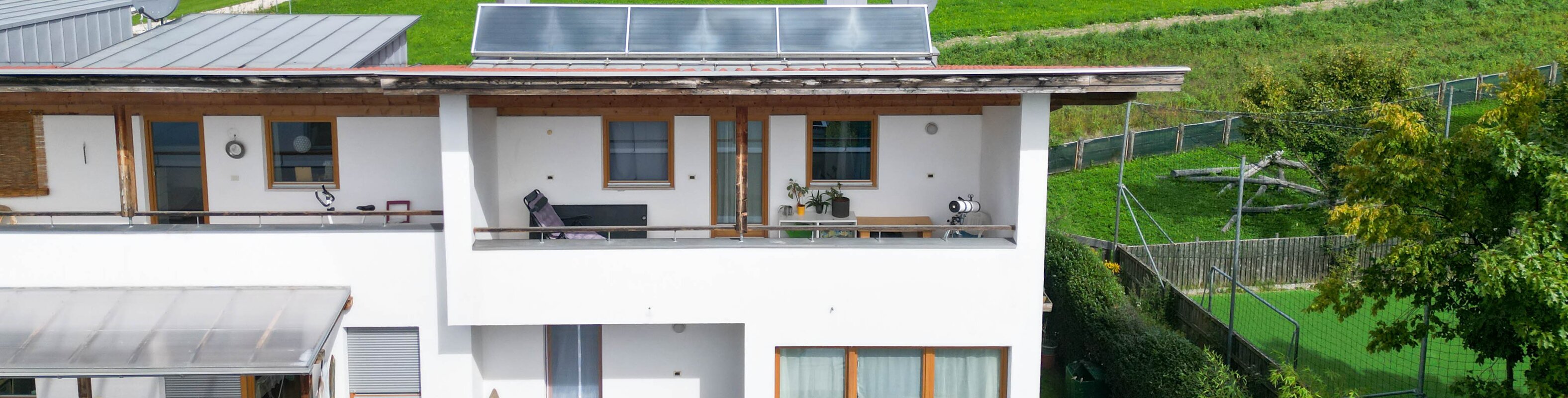 Ampia casa a schiera d’angolo a Rasa – vivere con spazio e sole