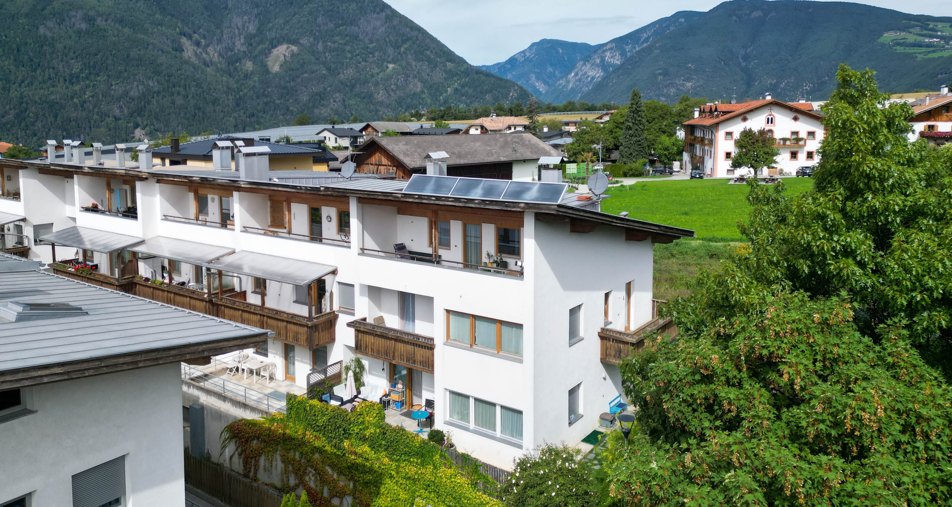 Ampia casa a schiera d’angolo a Rasa – vivere con spazio e sole
