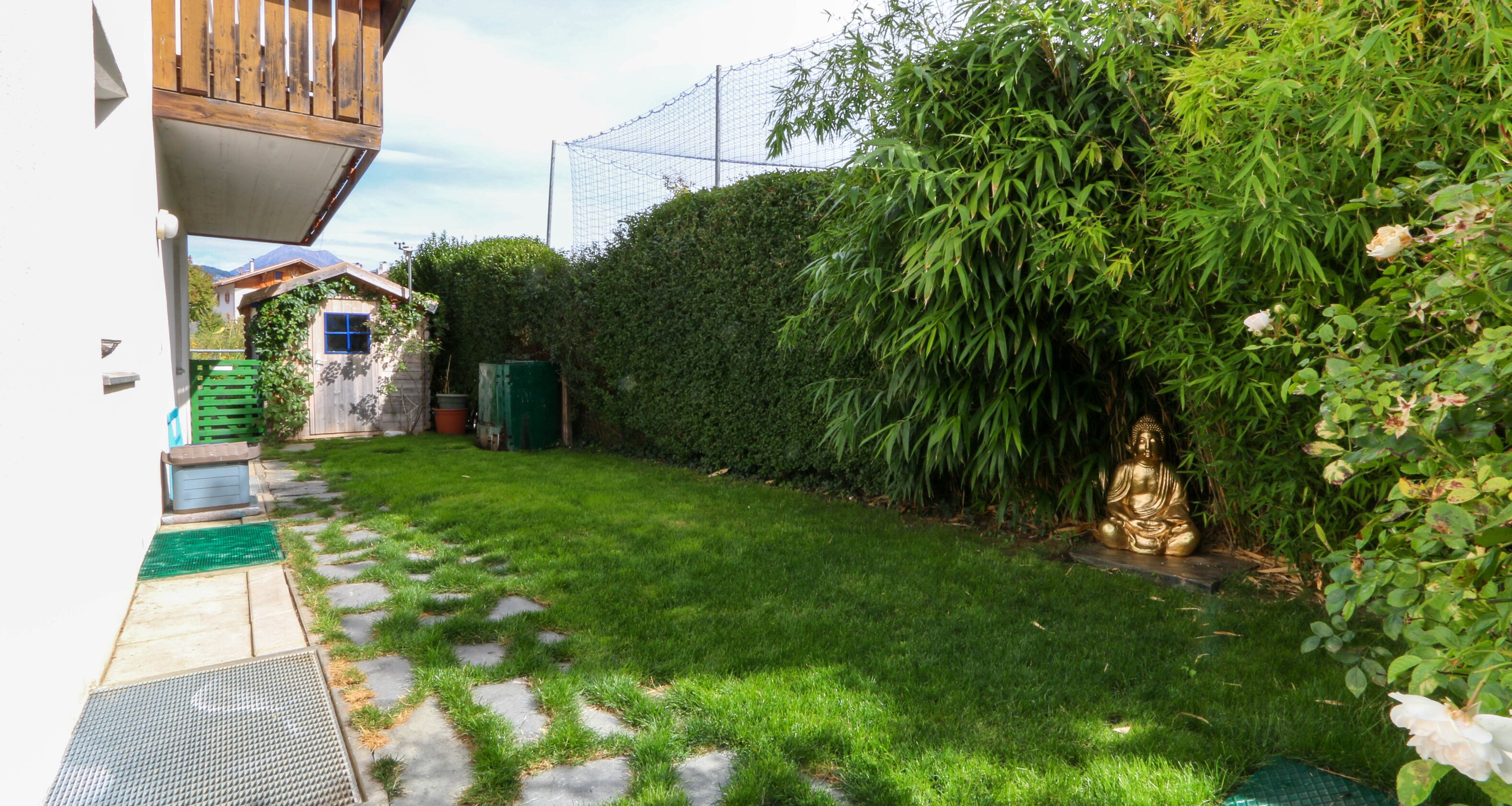 Ampia casa a schiera d’angolo a Rasa – vivere con spazio e sole