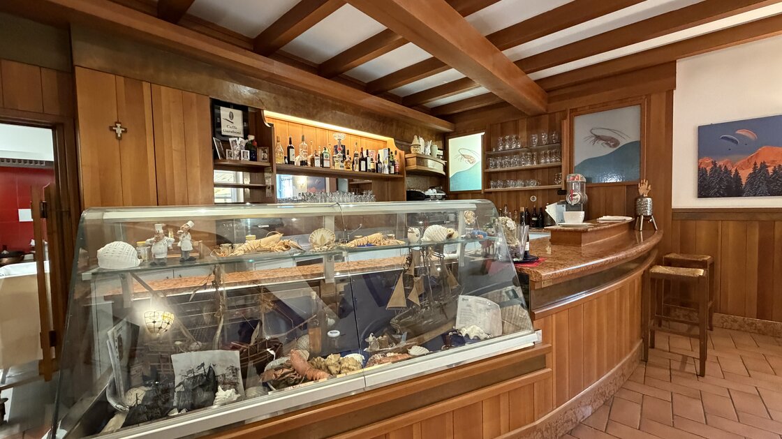 Gut eingeführtes Restaurant mit großer Terrasse