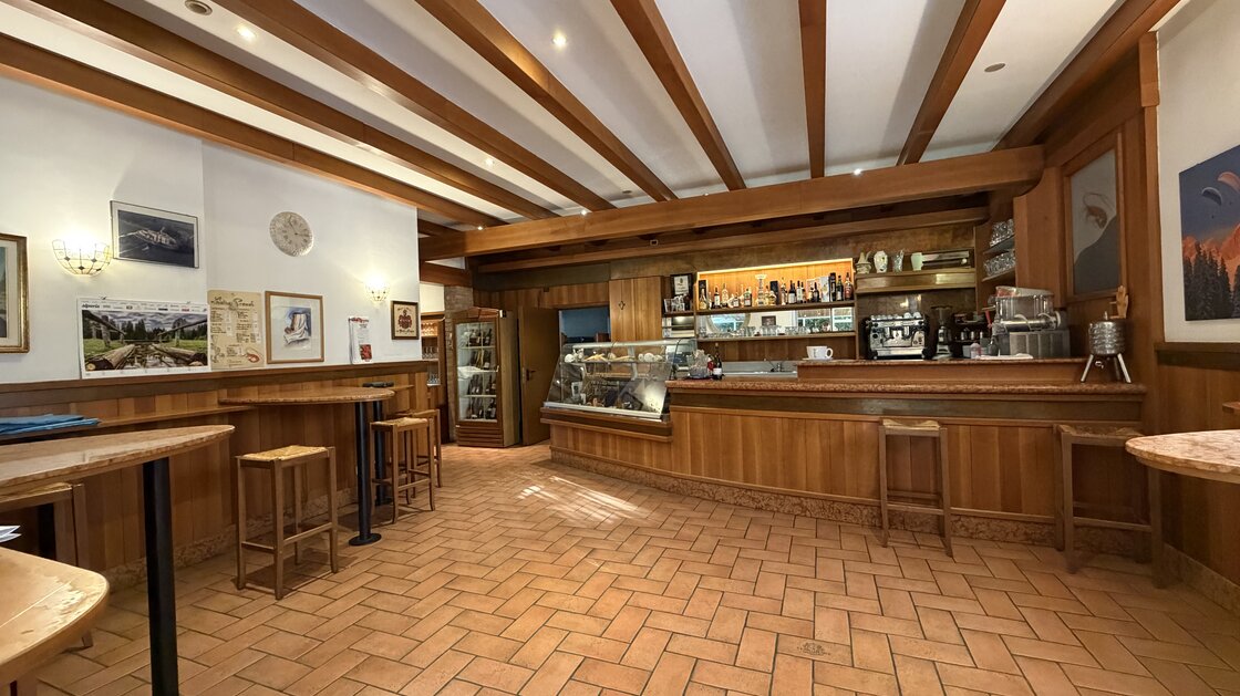 Gut eingeführtes Restaurant mit großer Terrasse
