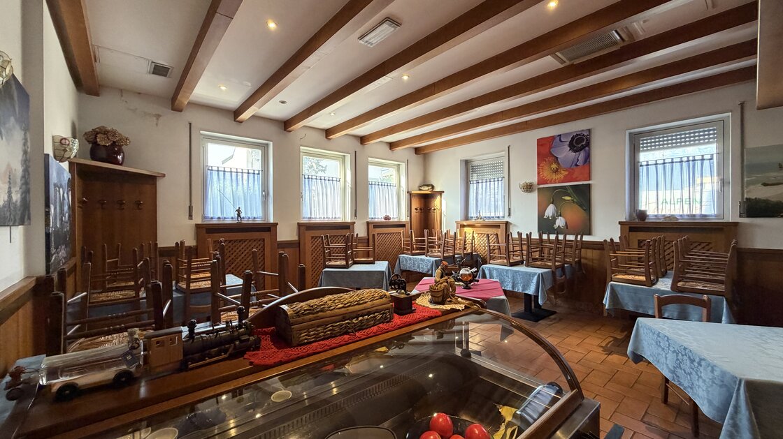Gut eingeführtes Restaurant mit großer Terrasse