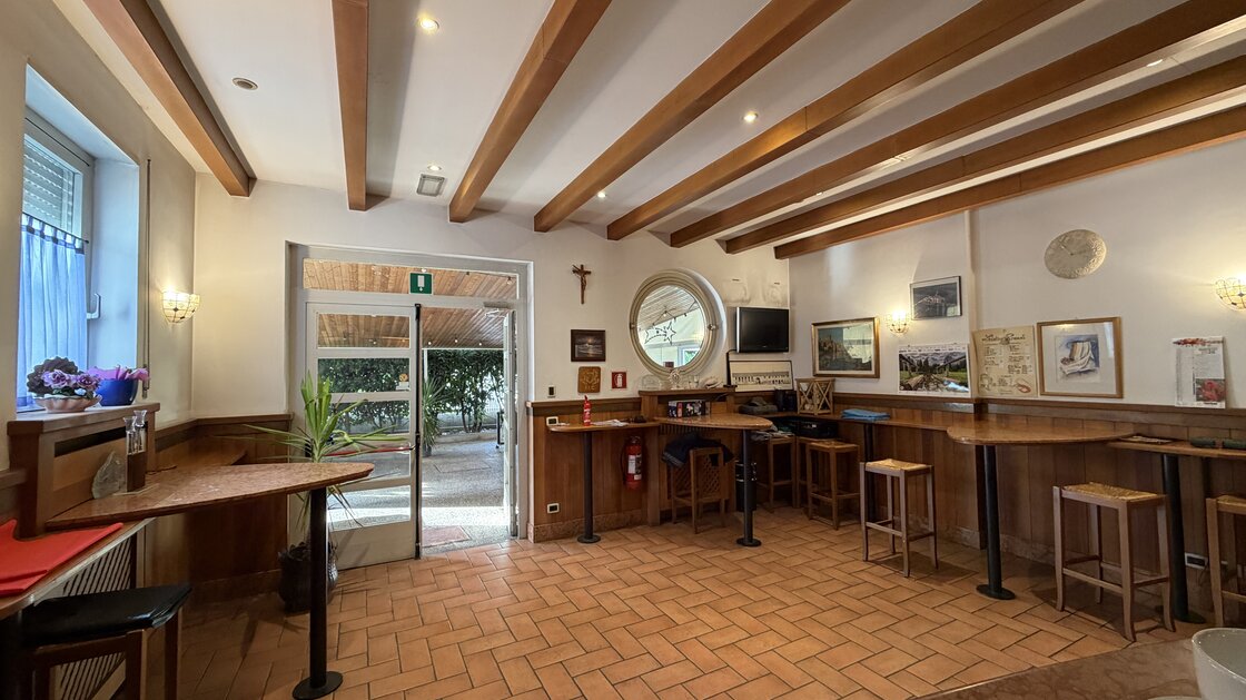 Gut eingeführtes Restaurant mit großer Terrasse