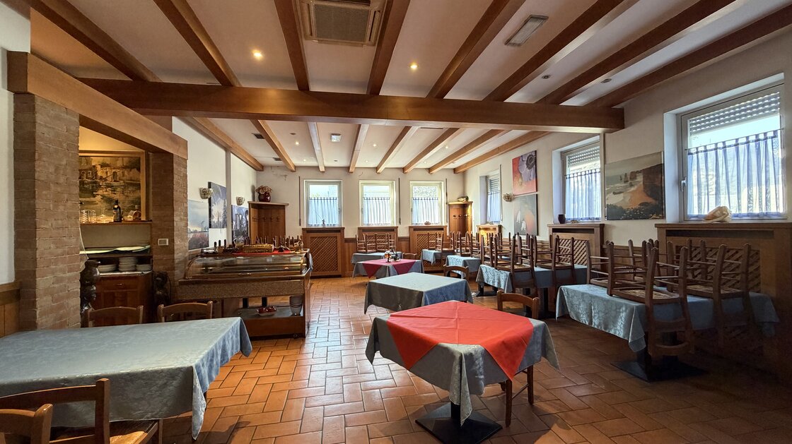 Gut eingeführtes Restaurant mit großer Terrasse