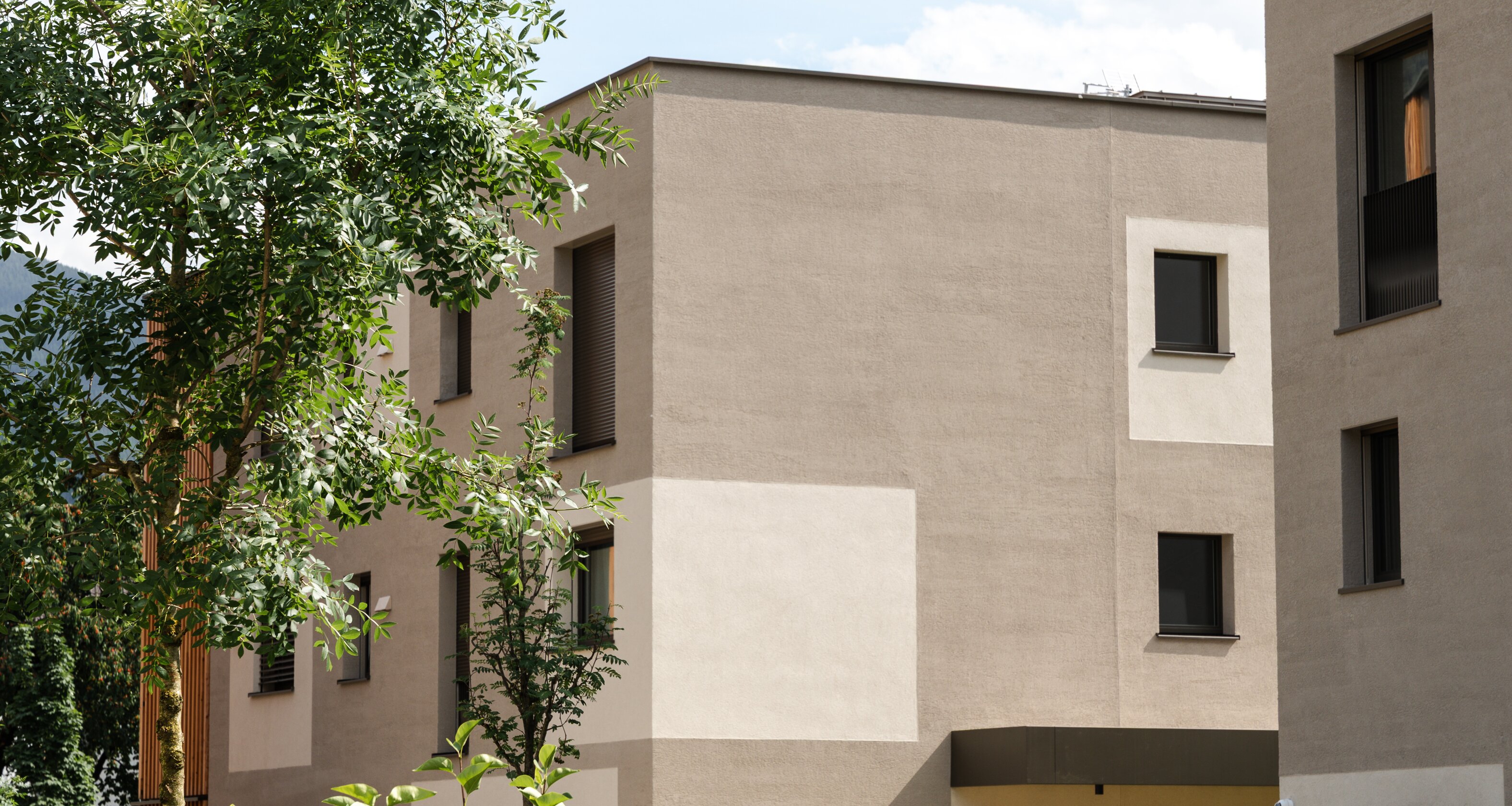 W103: New, large four-room apartment with private garden