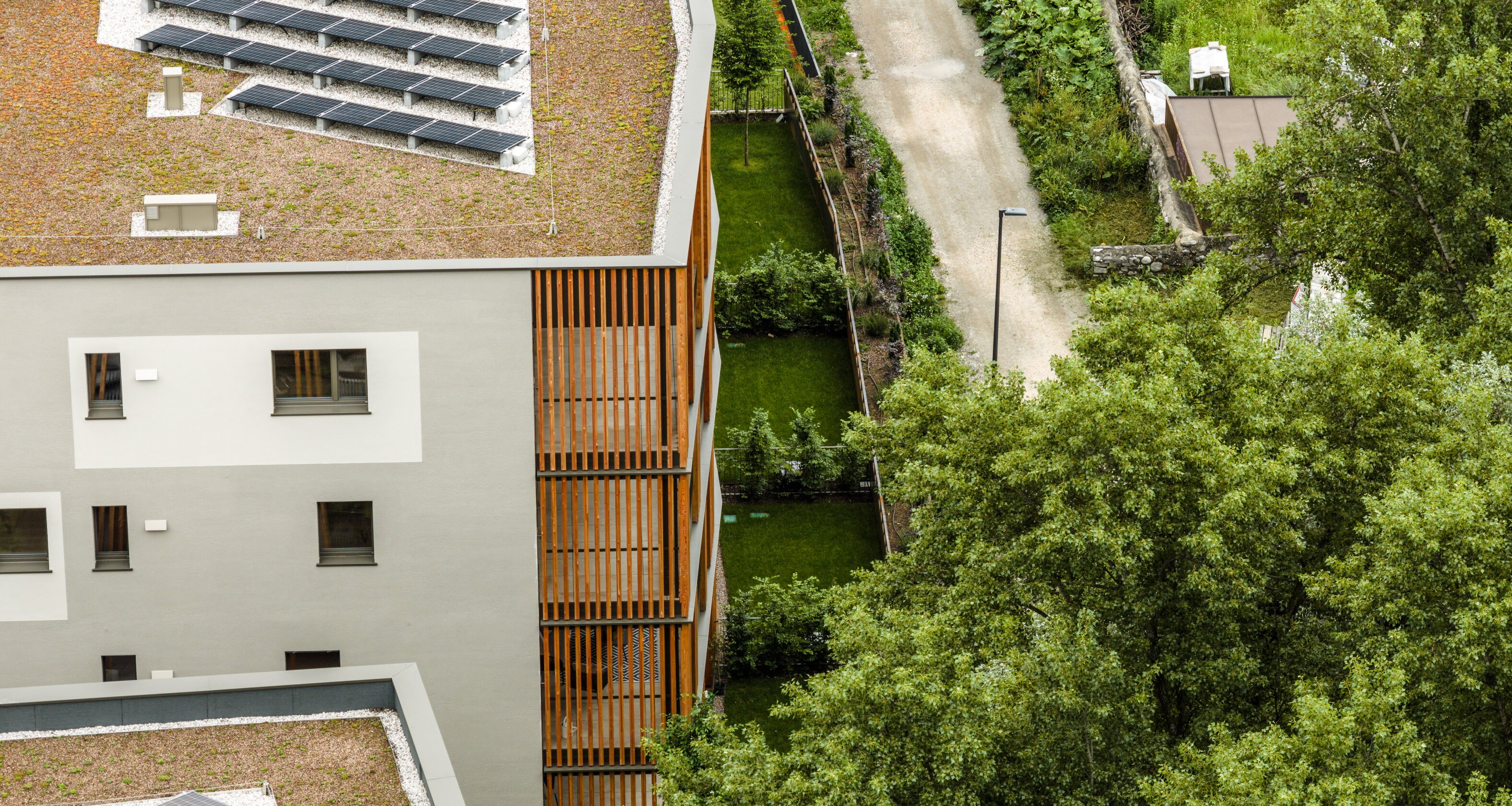 W103: New, large four-room apartment with private garden