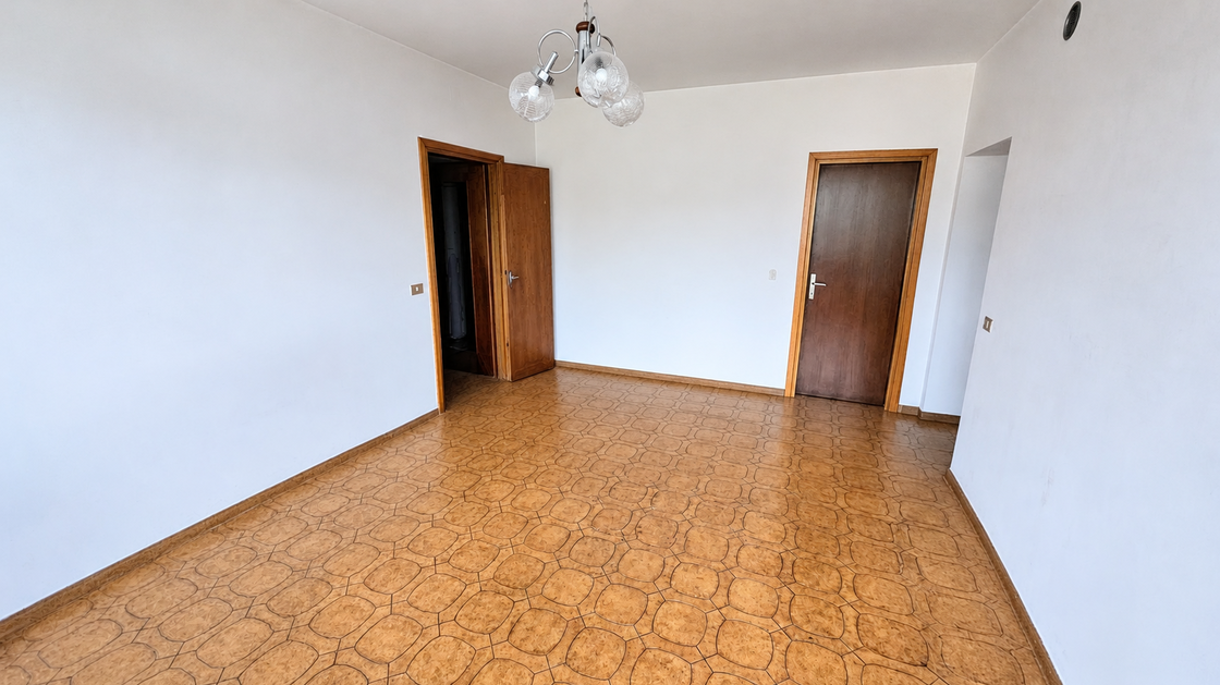 Ampio trilocale con balcone e vista libera