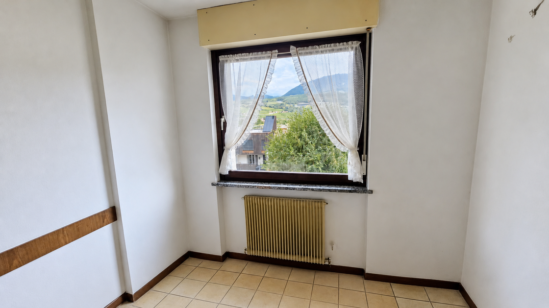 Ampio trilocale con balcone e vista libera