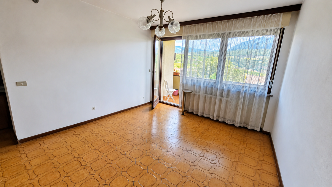 Ampio trilocale con balcone e vista libera