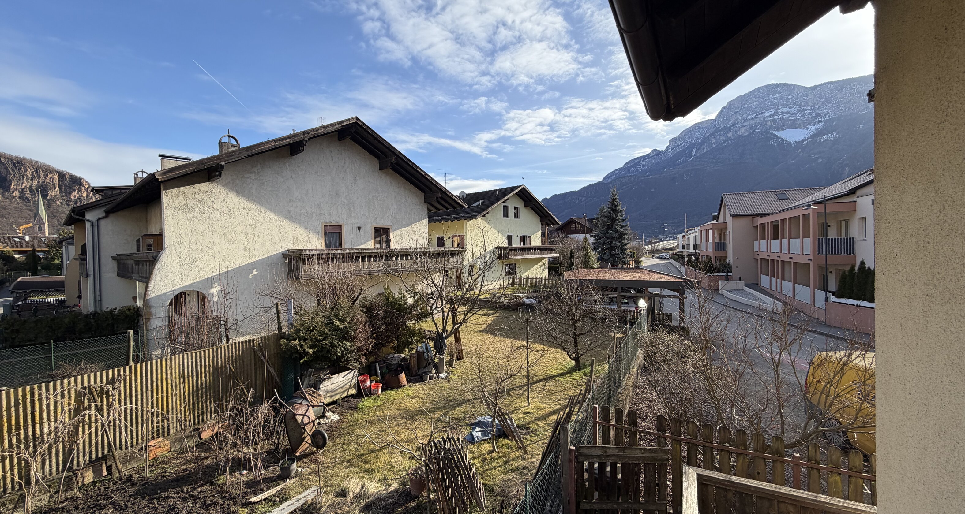 Detached house with private garden – renovation project with potential