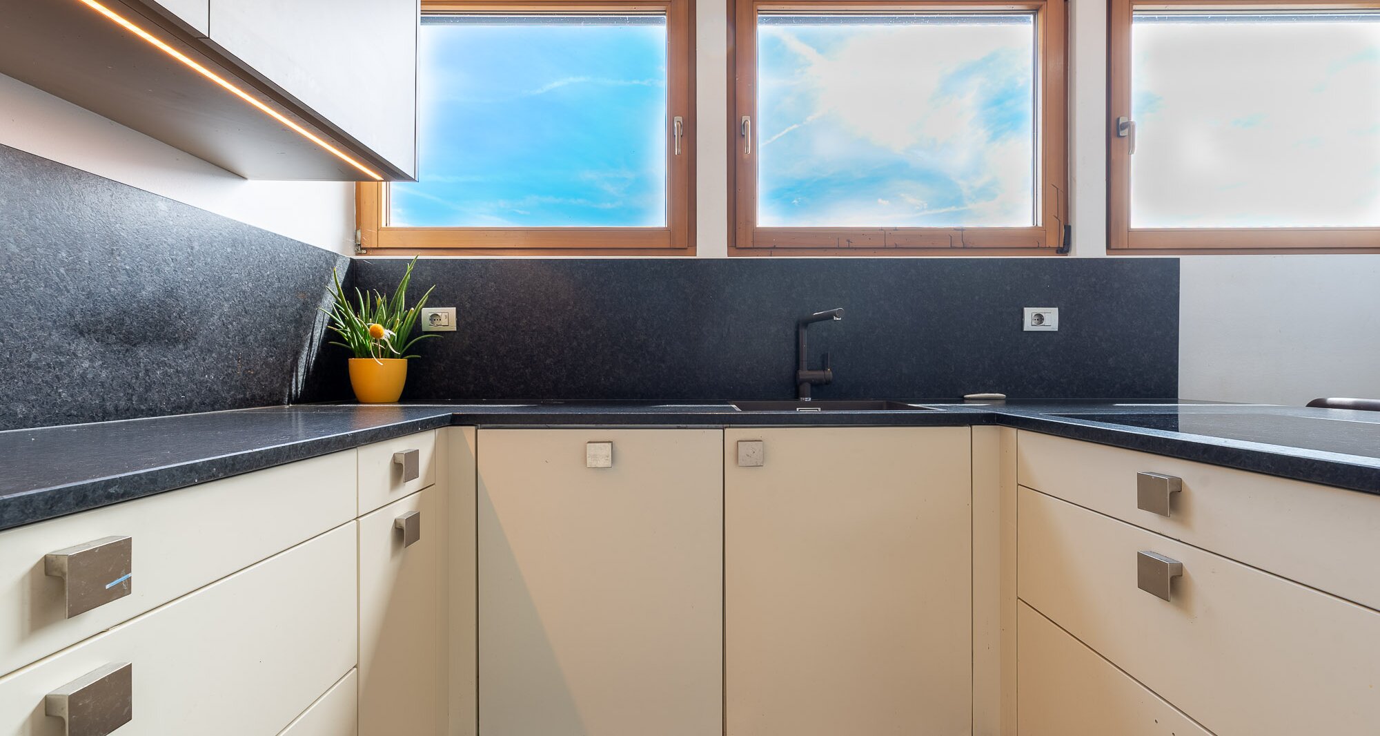 Exclusive attic apartment with terrace and stunning views, prime