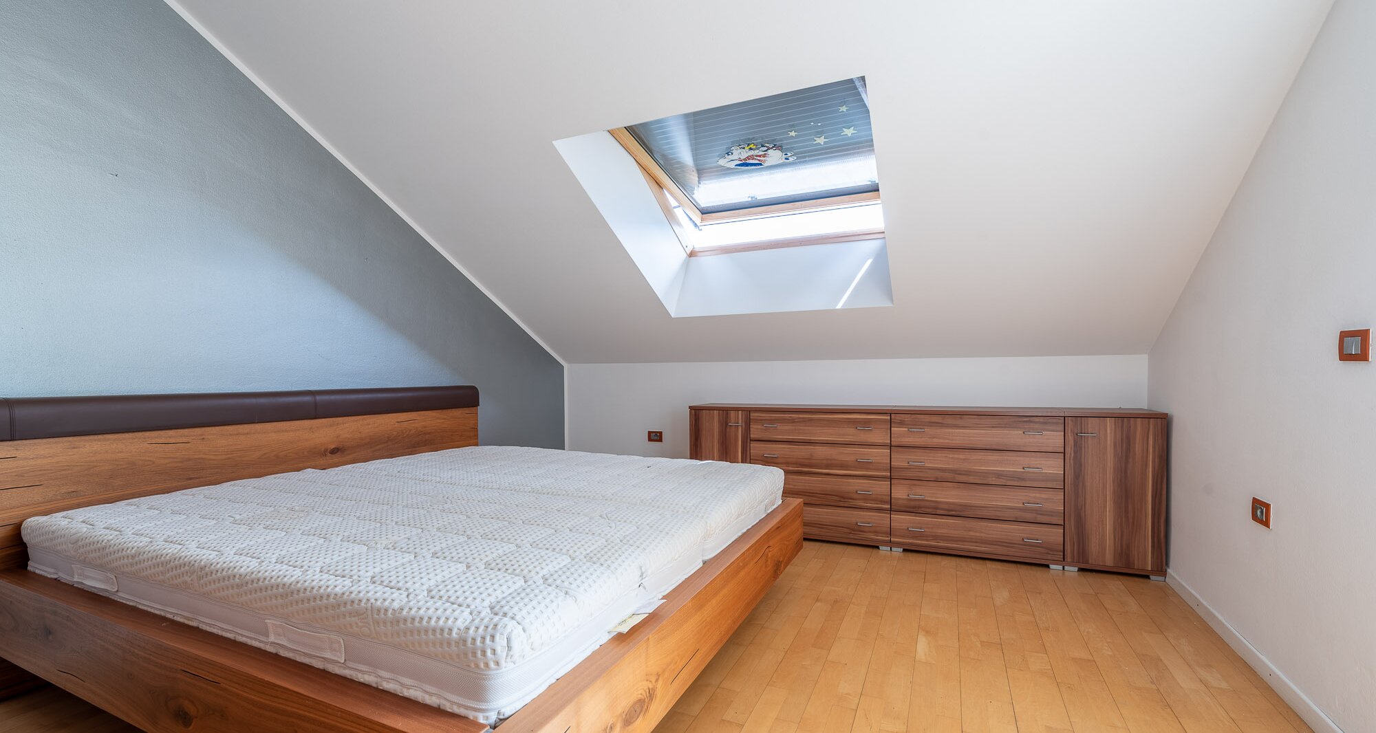 Exclusive attic apartment with terrace and stunning views, prime