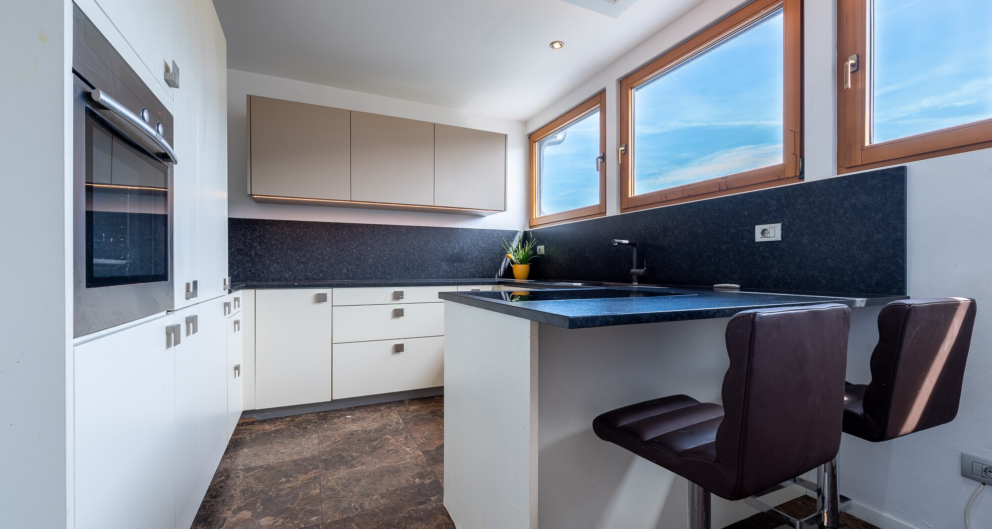 Exclusive attic apartment with terrace and stunning views, prime