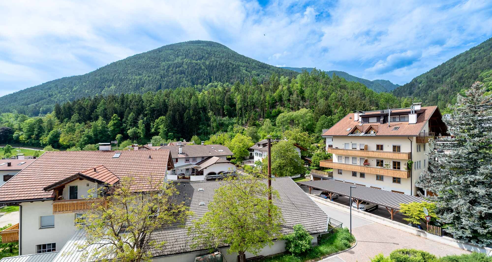 Exclusive attic apartment with terrace and stunning views, prime