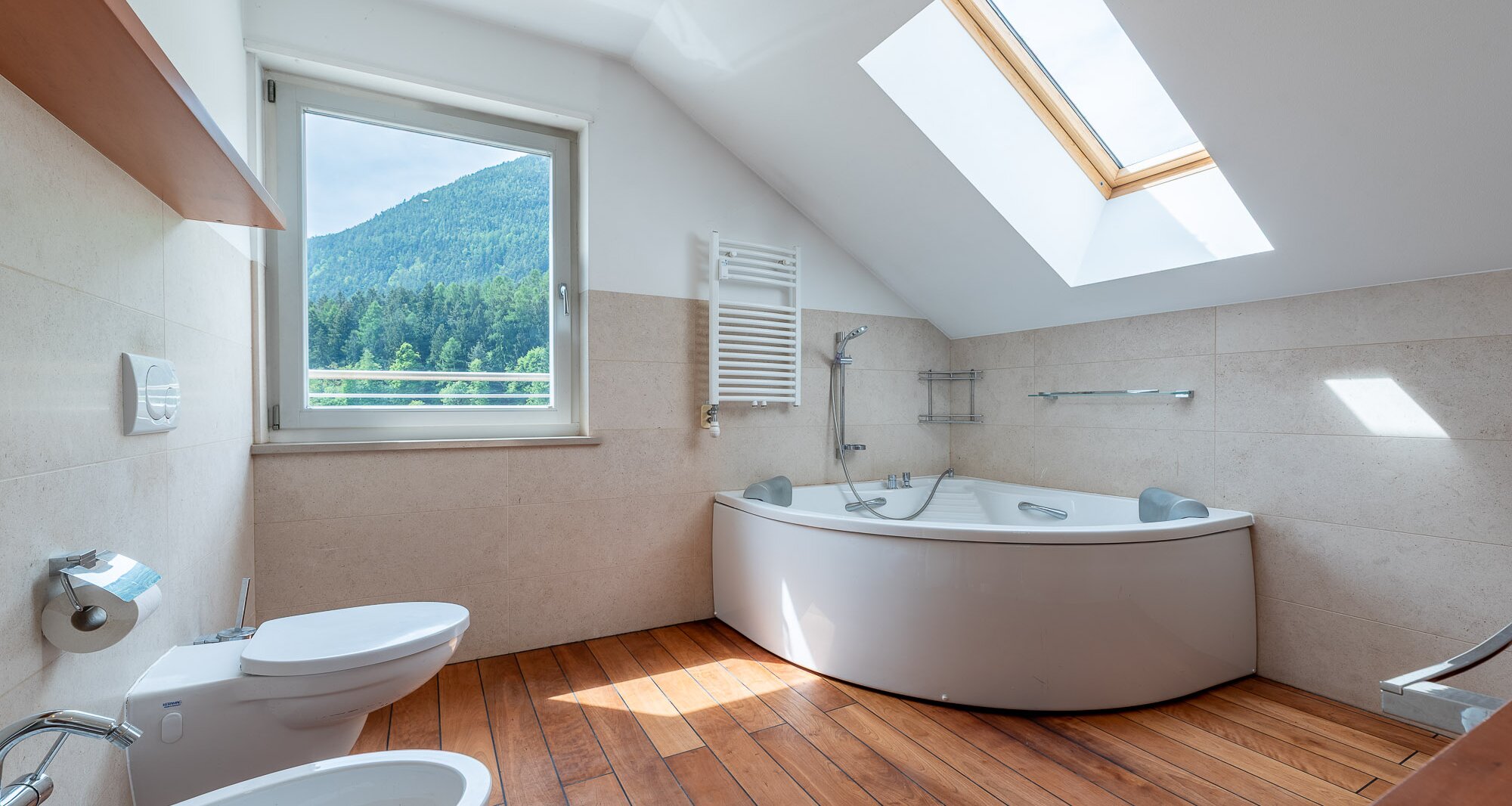 Exclusive attic apartment with terrace and stunning views, prime