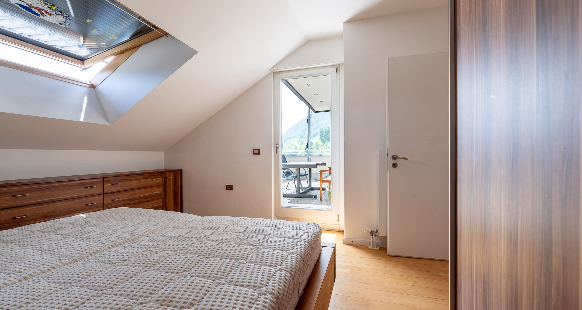 Exclusive attic apartment with terrace and stunning views, prime