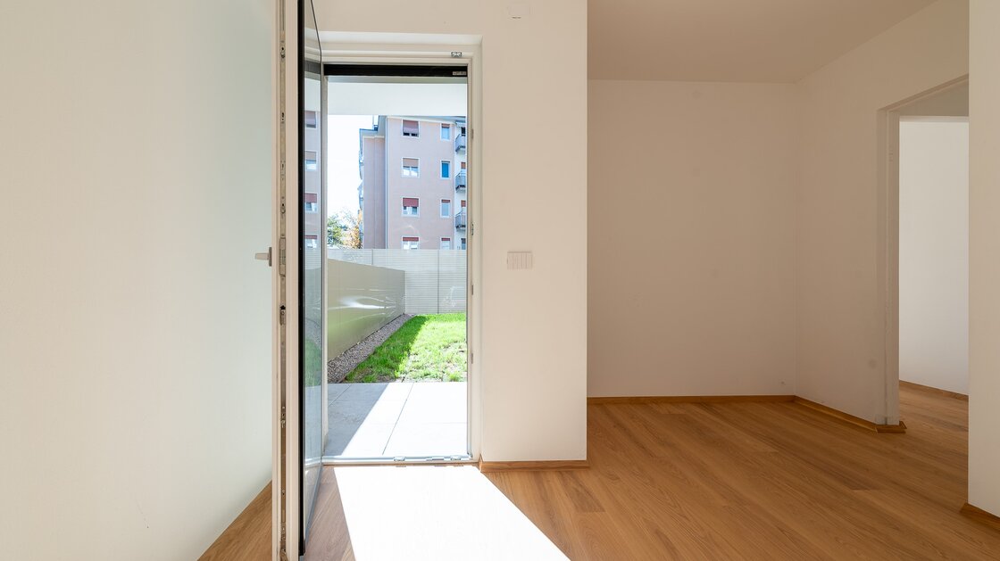 B: New, south-facing three-room apartment with terrace and garden
