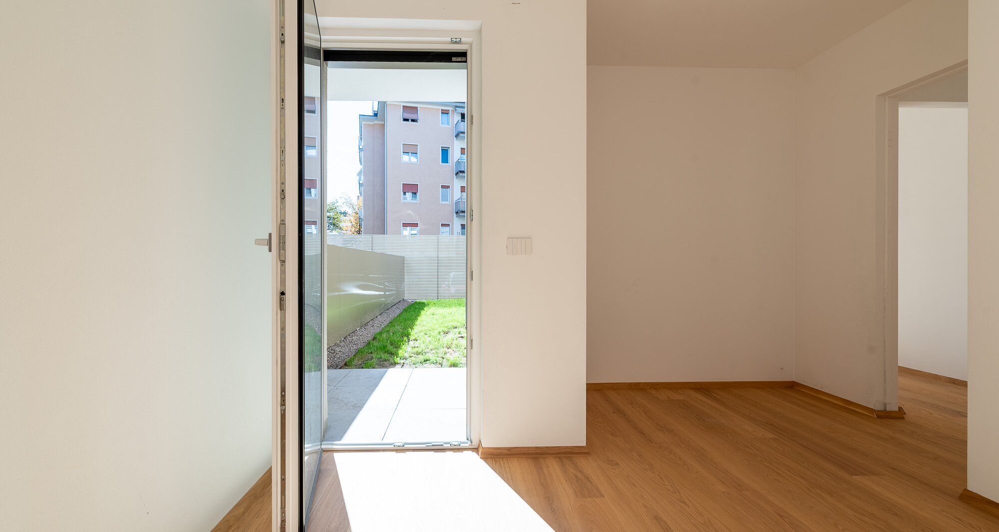 B: Nuovo trilocale con terrazza e giardino privato