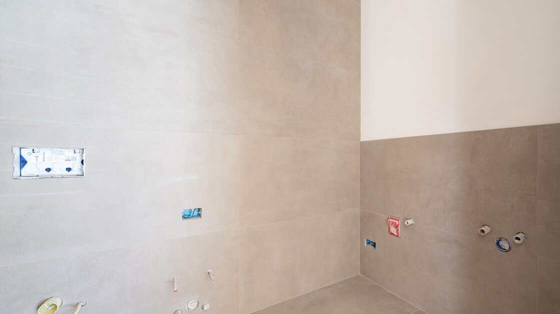 B: New, south-facing three-room apartment with terrace and garden
