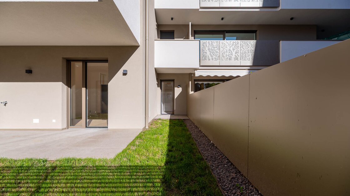 B: New, south-facing three-room apartment with terrace and garden