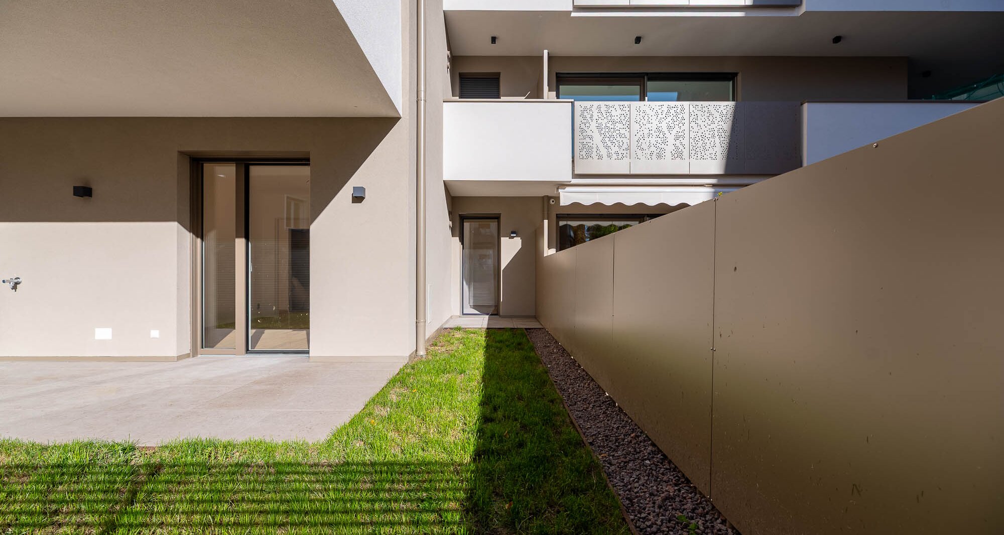 B: Nuovo trilocale con terrazza e giardino privato