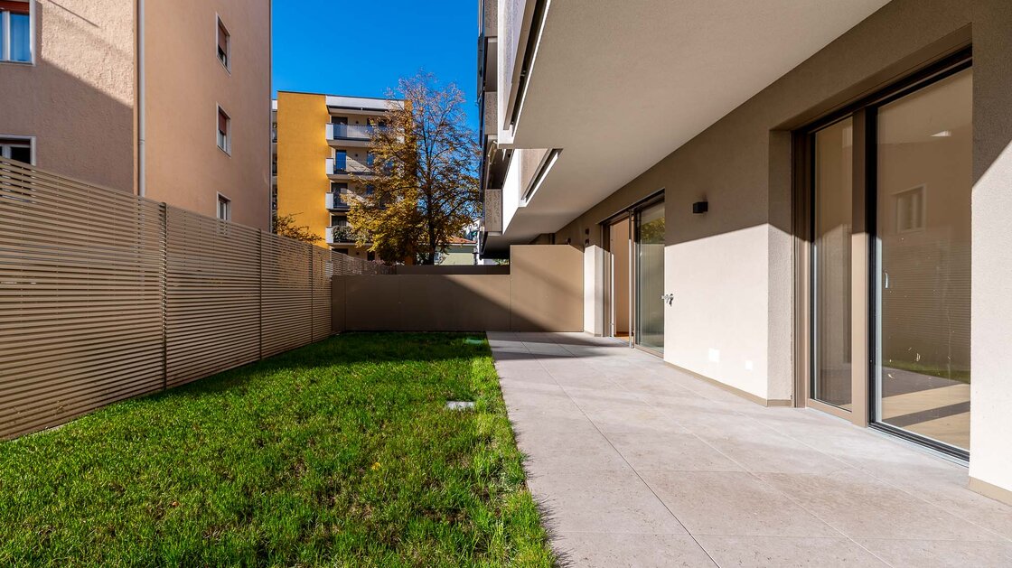 B: New, south-facing three-room apartment with terrace and garden