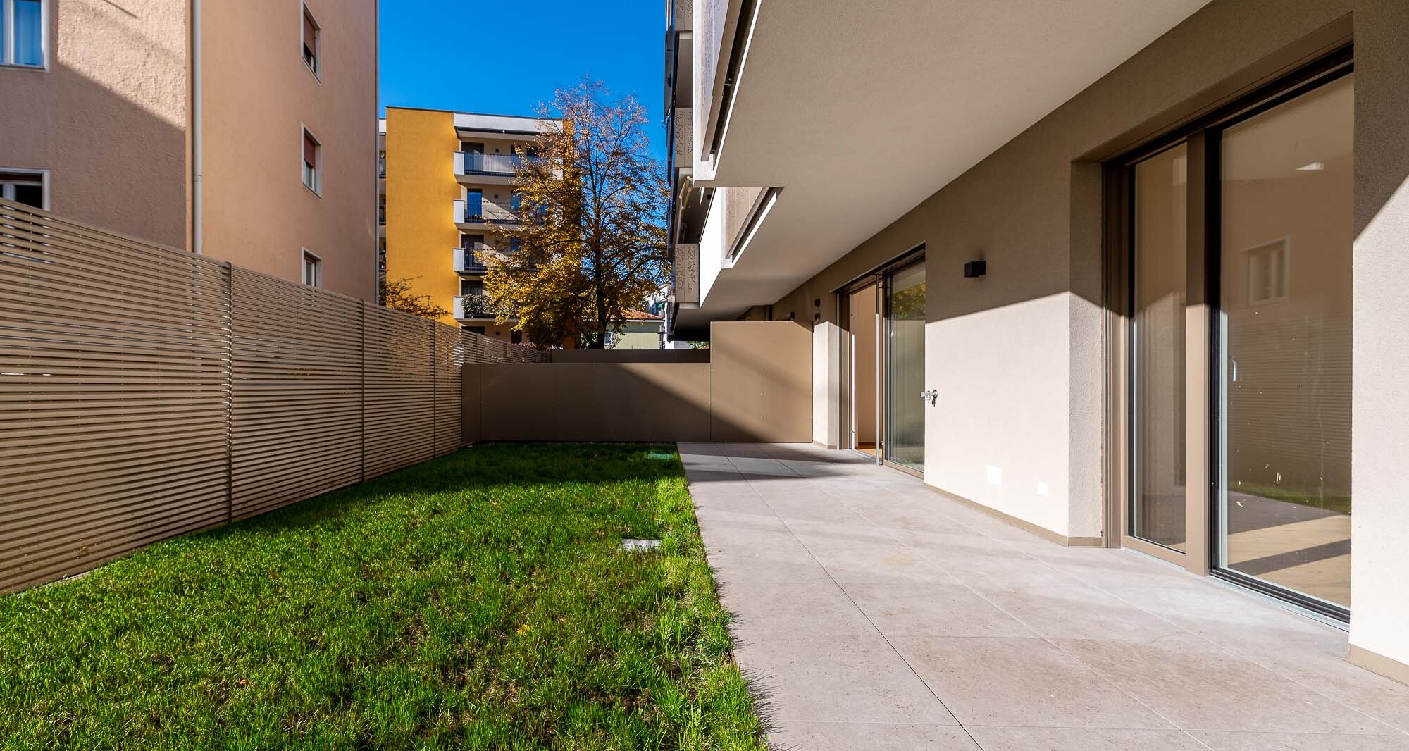 B: Nuovo trilocale con terrazza e giardino privato