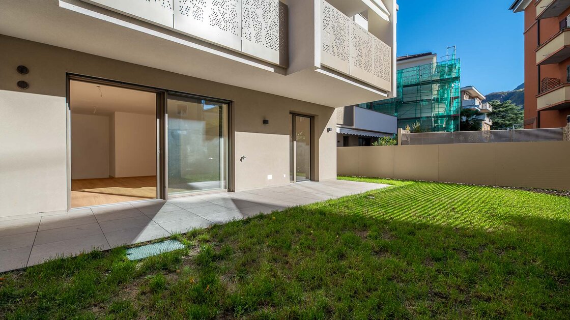 B: New, south-facing three-room apartment with terrace and garden